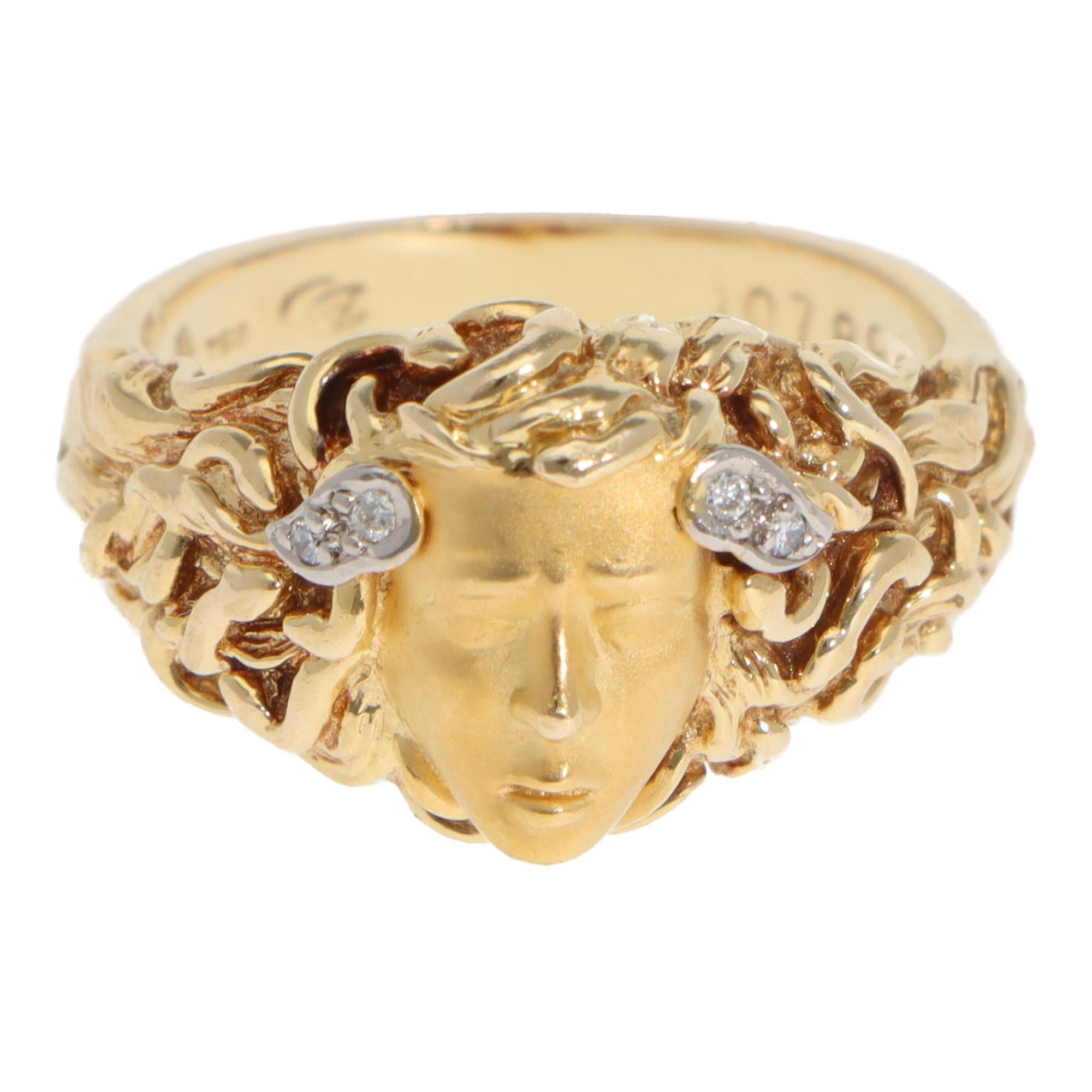 Ein schöner Vintage Carrera y Carrera Medusa Diamantring in 18k Gelbgold.

Der Ring besteht aus einem wunderschön gearbeiteten Gesicht aus gebürstetem Gelbgold, das von naturalistischen Schlangen umgeben ist, die das wallende Haar der Medusa