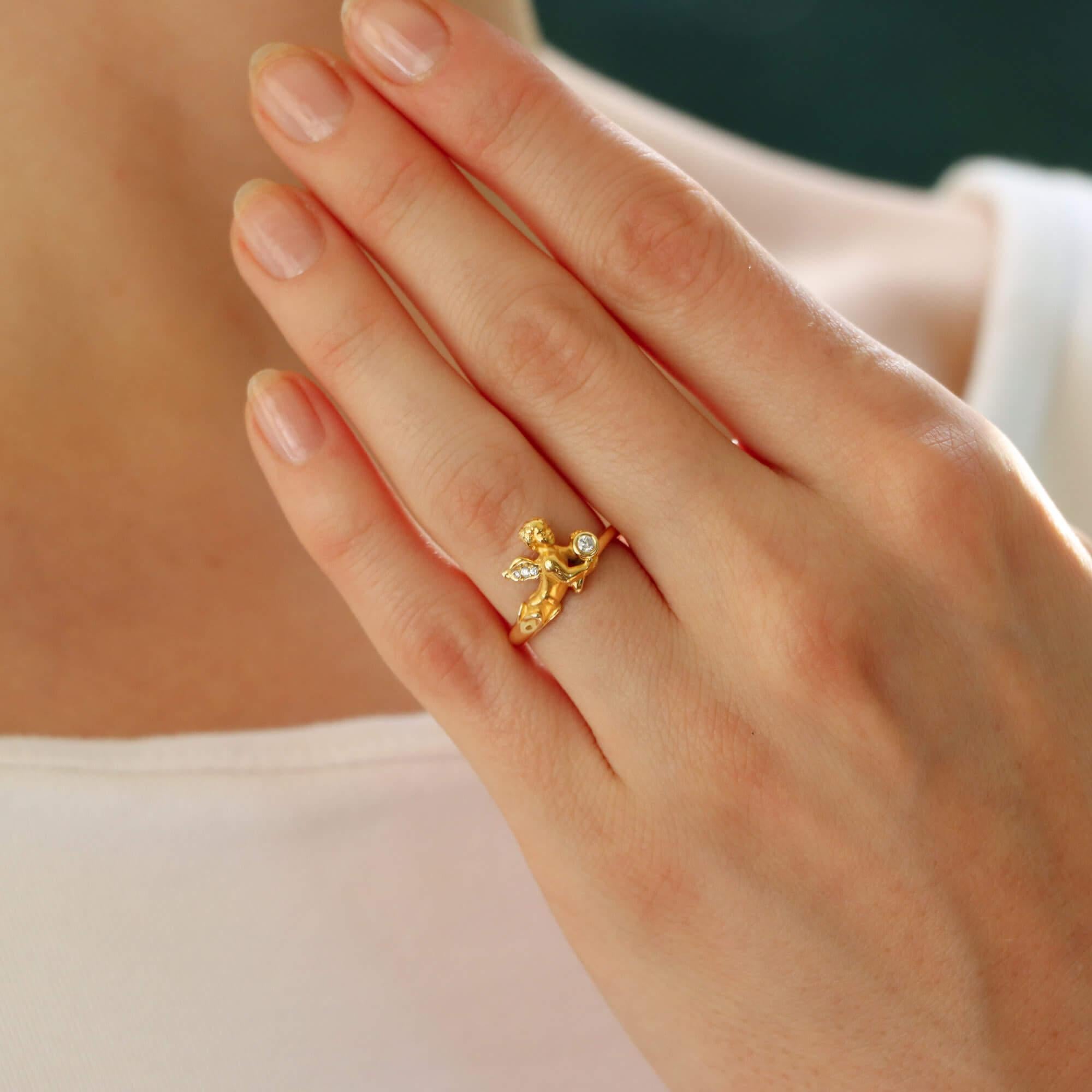 A beautiful vintage Carrera y Carrera My Angel diamond ring set in 18k yellow gold.

The ring is composed of an angel holding a round brilliant-cut diamond in bezel setting, with smaller diamond detailing on the wings. It is beautifully hand-crafted