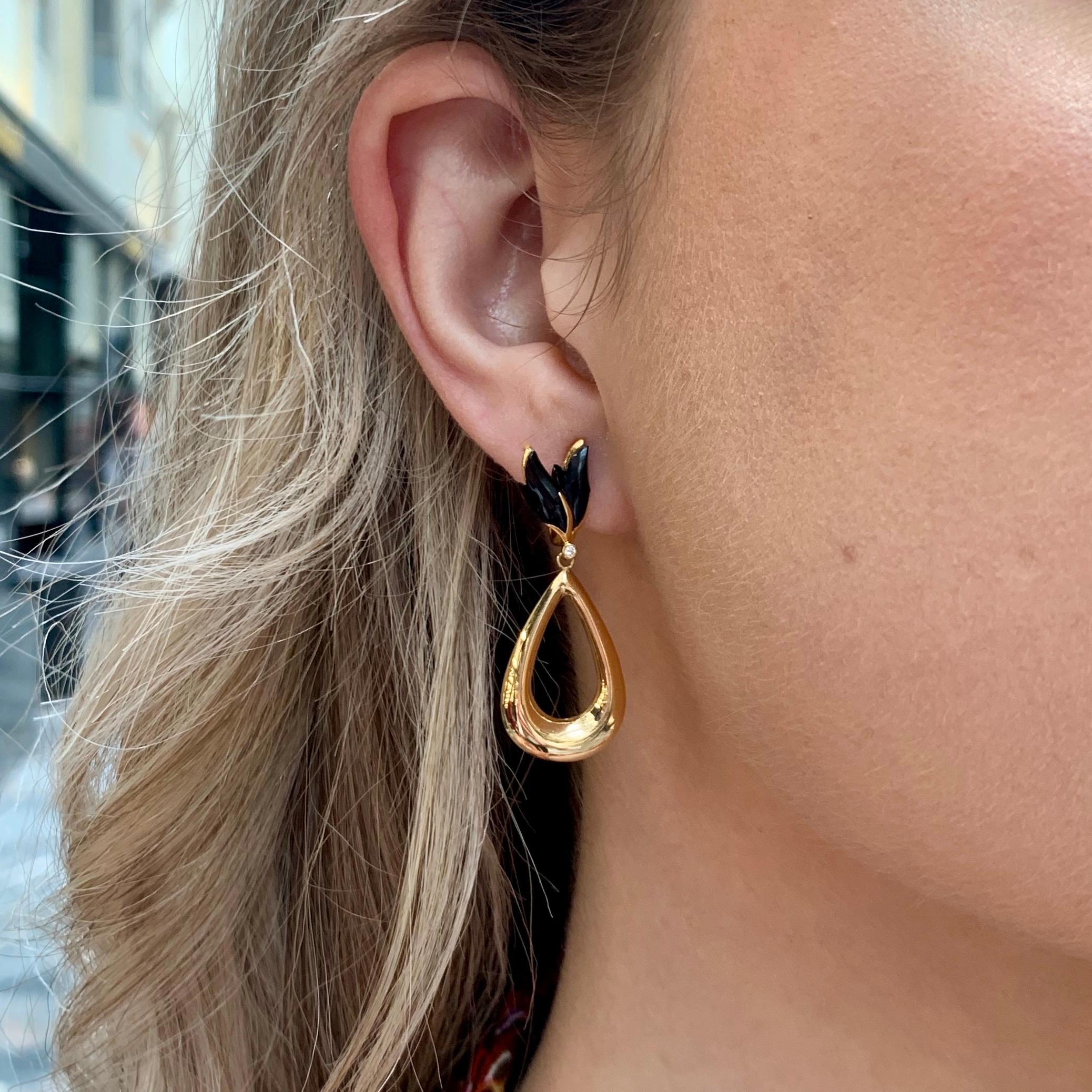  A stylish pair of vintage Carrera y Carrera onyx swivel back earrings set in 18k yellow gold.

Each earring is firstly composed of two carved onyx leaves which are secured into place by yellow gold claws. Towards the bottom of the leaves is a bezel