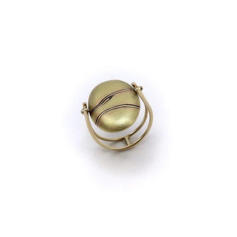 Un incredibile anello vintage realizzato dall'artista di Studio Carrie Adell. È famosa per aver preso forme familiari e organiche e averle trasformate in gioielli da indossare. Questo anello presenta un ciottolo in oro 18k lavato con acido e linee