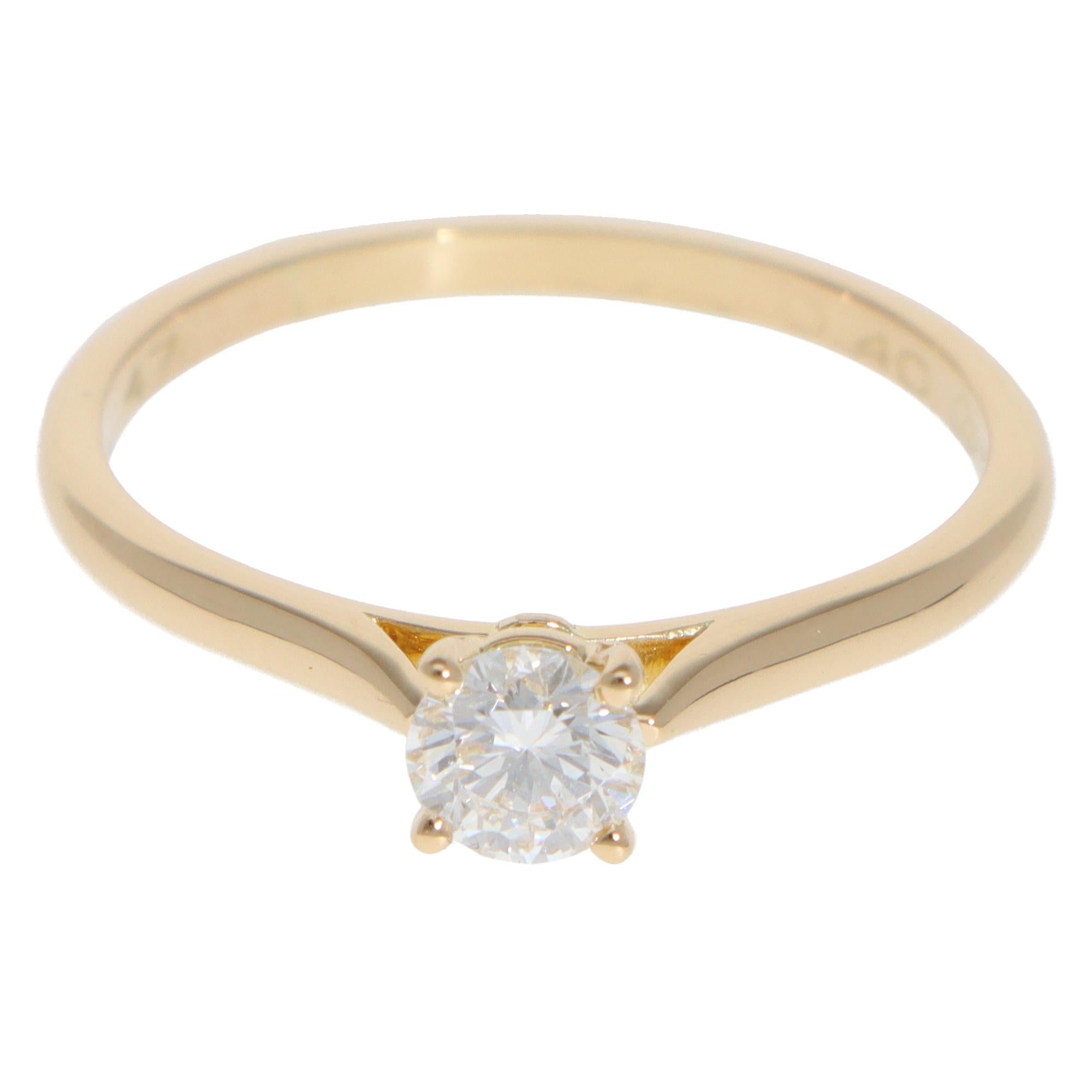 Ein eleganter Solitärring mit einem Cartier-Diamanten aus dem Jahr 1895 in 18 Karat Gelbgold, aus dem Jahr 1997.

Der Ring aus der aktuellen Cartier Solitaire 1895 Kollektion ist ausschließlich mit einem schönen runden Brillanten besetzt. Der