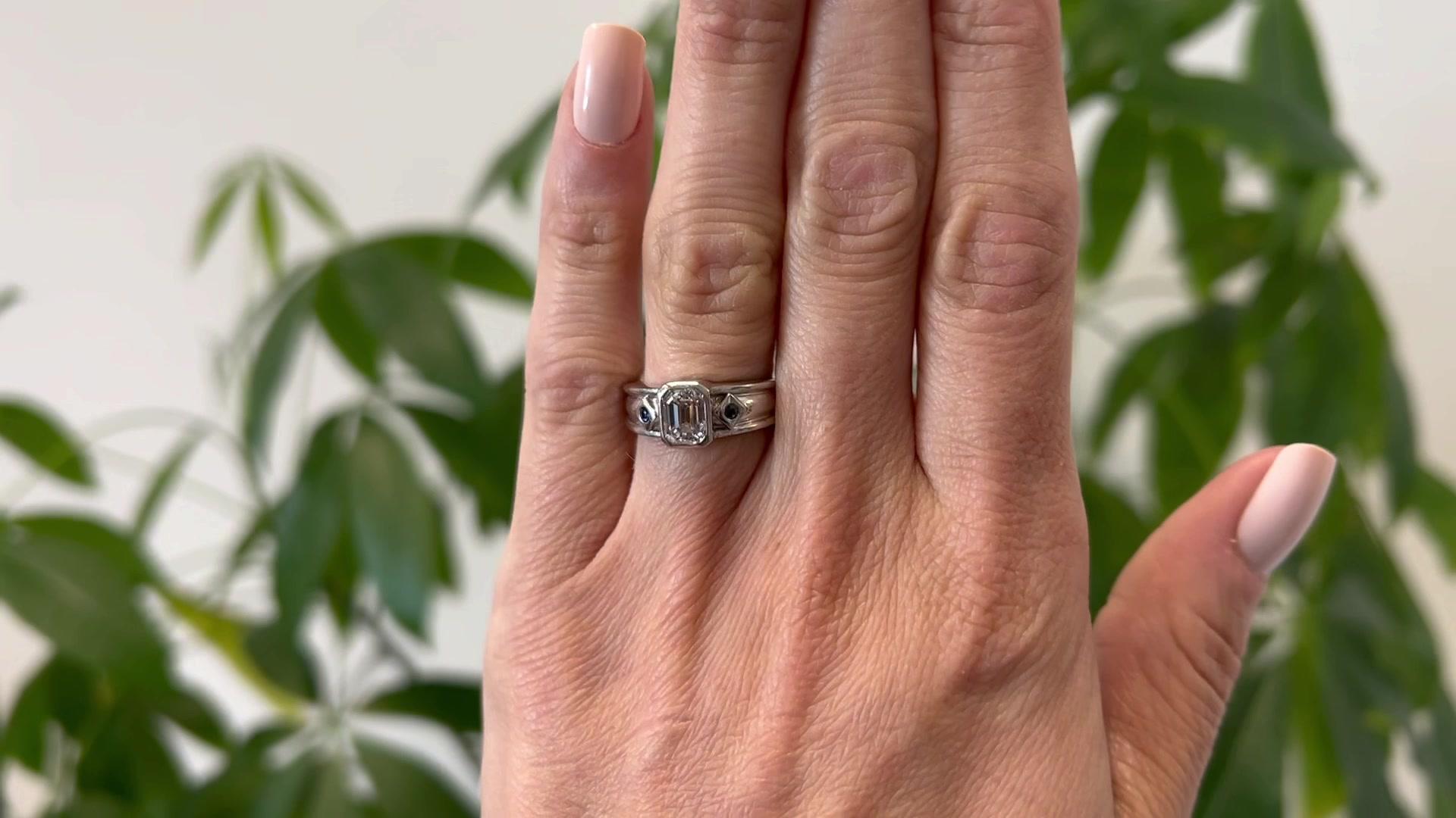 Platinring mit 1,20 Karat Diamant im Smaragdschliff und Saphir im Smaragdschliff von Cartier im Zustand „Gut“ in Beverly Hills, CA