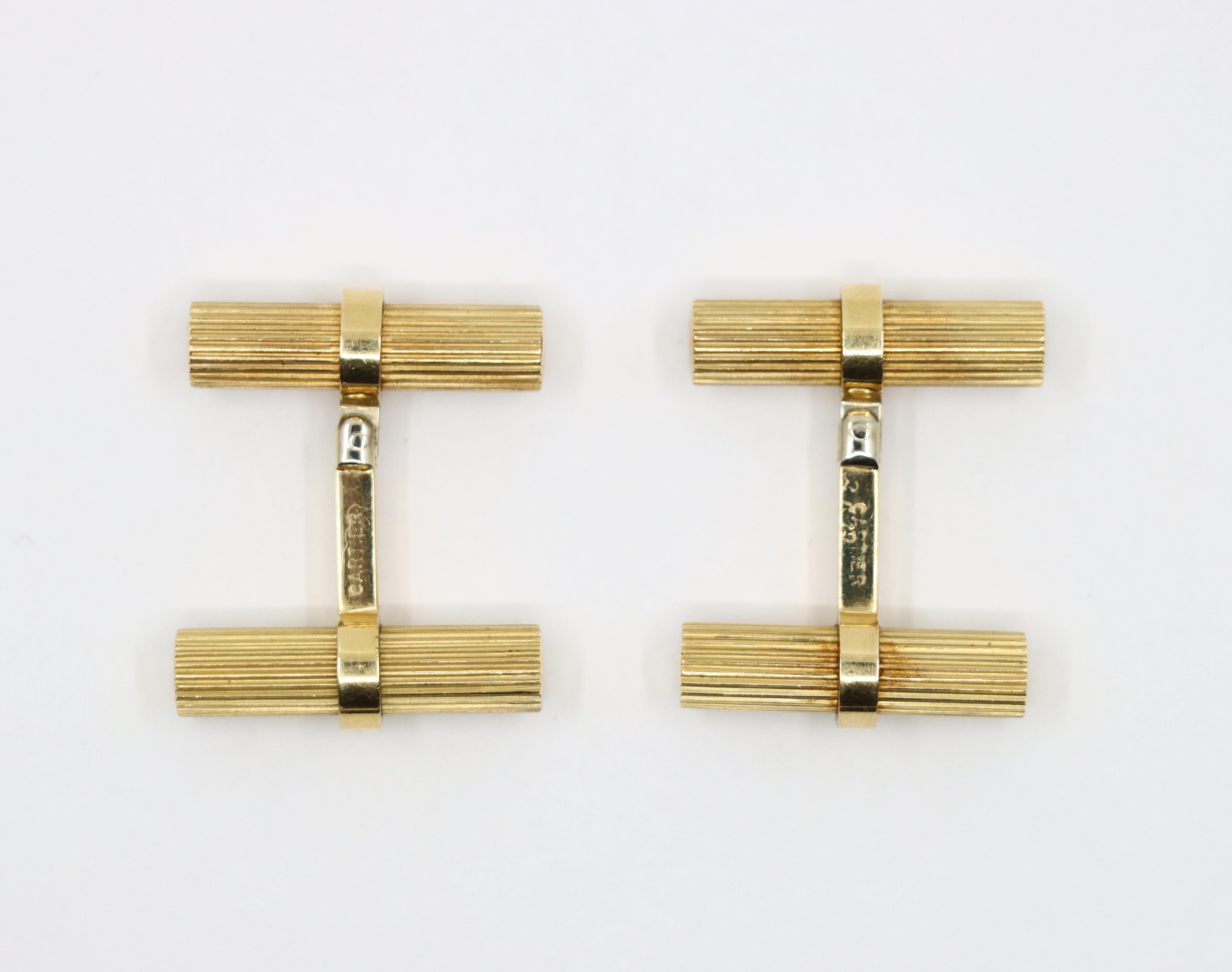 Boutons de manchette bâton en or 14K de Cartier

Marqué :
Cartier
14K

Dimensions approximatives :
2,7 cm (longueur) 
2 cm (largeur)
10,5 grammes.