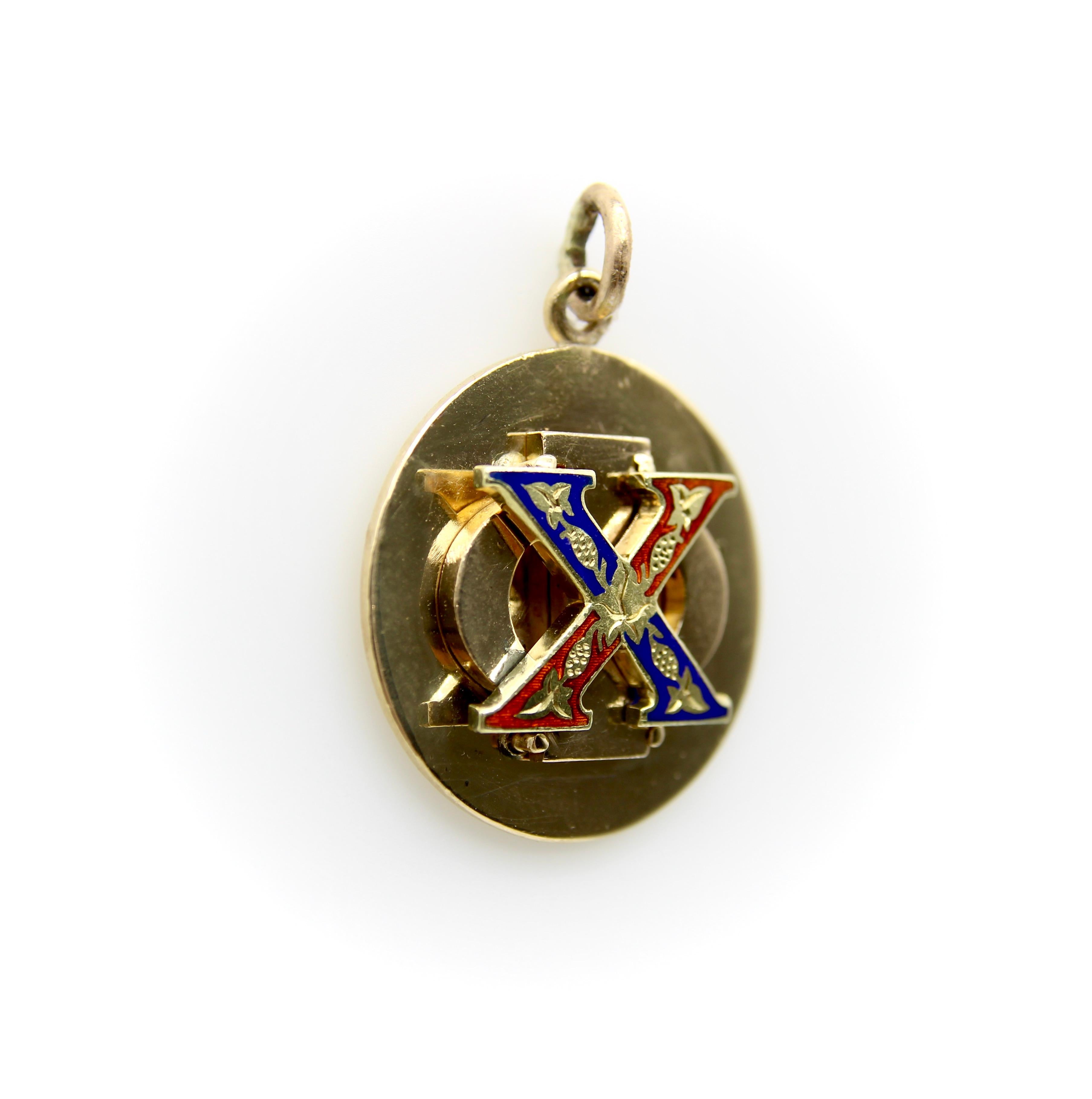 Questo ciondolo a medaglione Cartier in oro 14k vintage presenta le lettere Chi Phi impilate in una splendida formazione tridimensionale a strati. Il simbolo Chi, che assomiglia a una X, costituisce lo strato superiore dell'emblema e presenta un