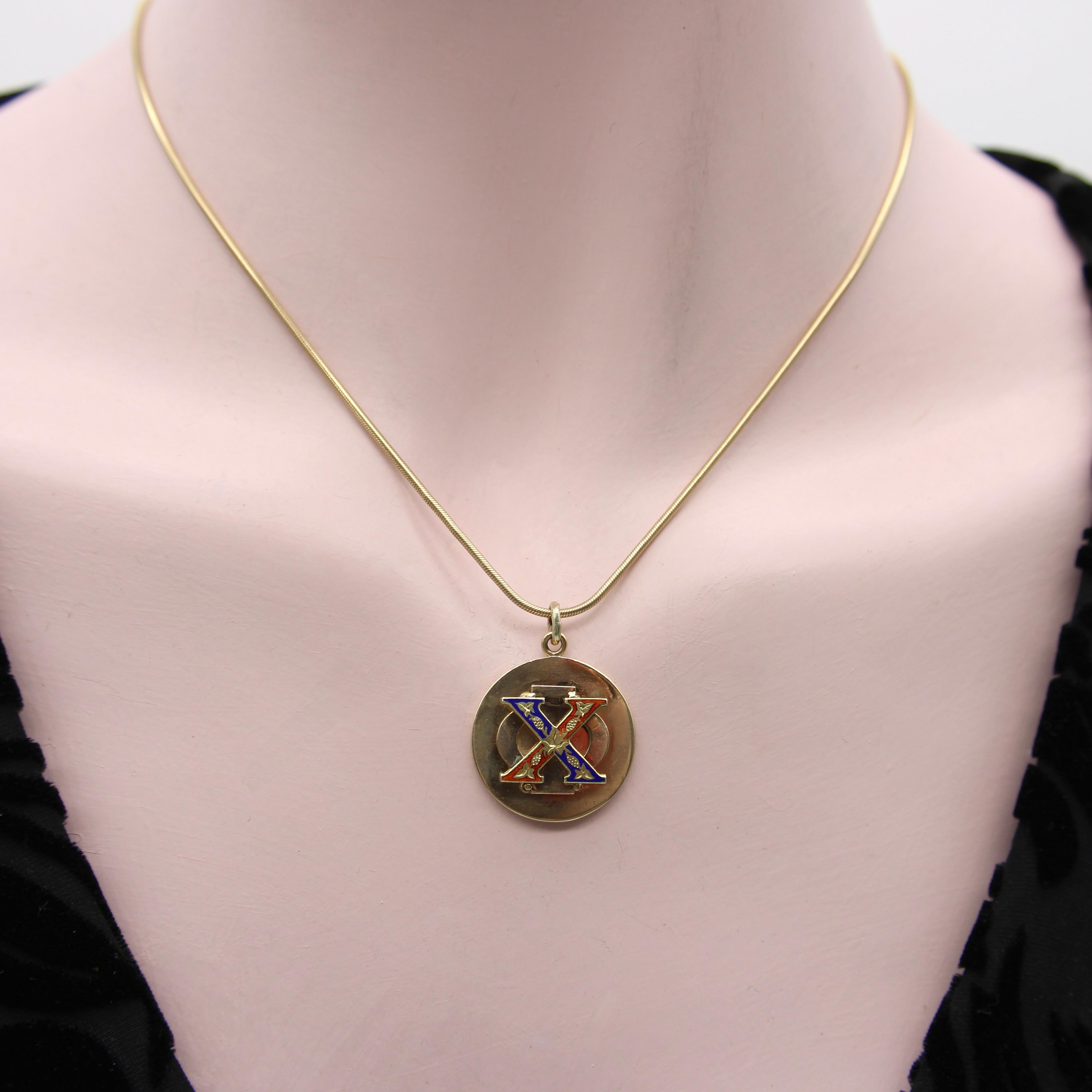 Ciondolo vintage della confraternita Chi Phi in oro 14 carati di Cartier in vendita 4