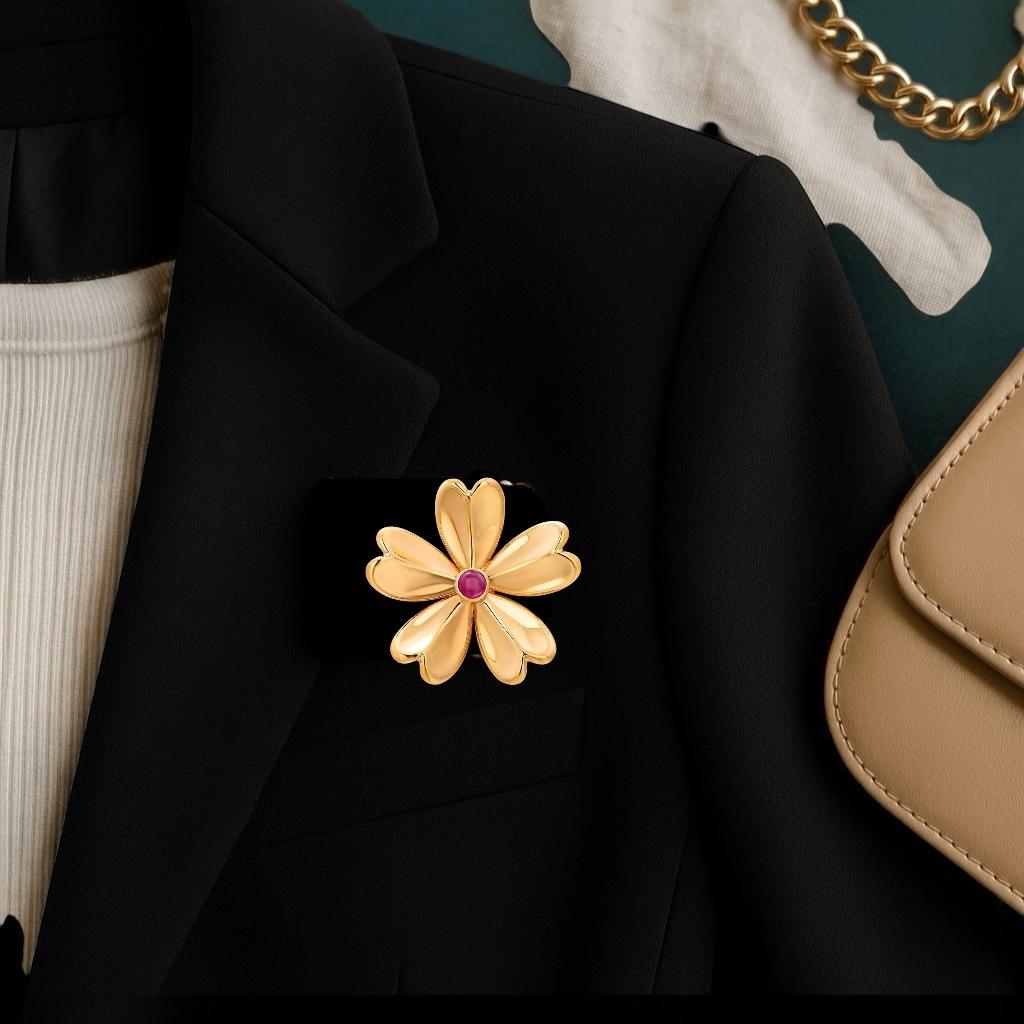 Una squisita miscela di Eleganza e Patrimonio
Eleva la tua collezione con questa splendida spilla a fiore Cartier d'epoca, realizzata con maestria in oro giallo 14 carati e caratterizzata da un affascinante rubino Burma cabochon al centro. Questo