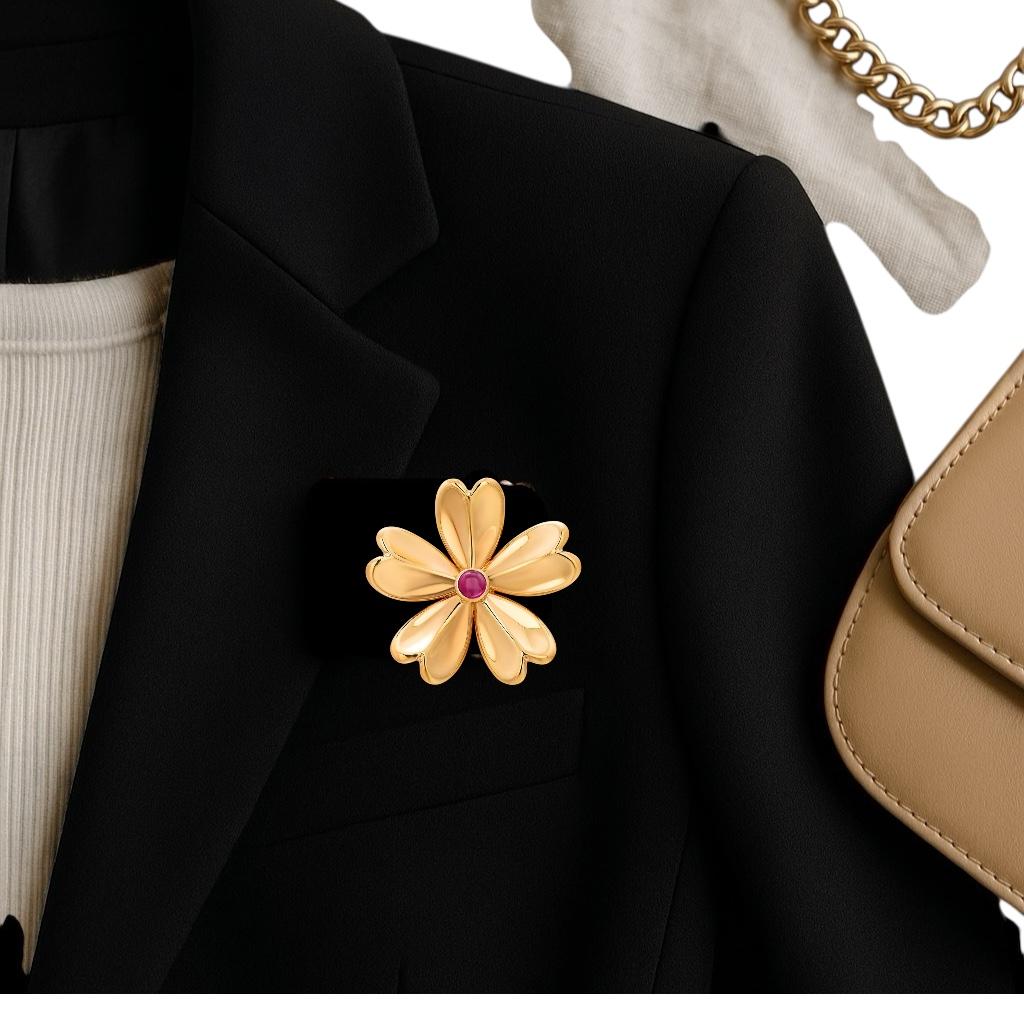 da uomo o donna Vintage Cartier Spilla a fiore in oro 14K Cabochon Rubino di Birmania Capolavoro senza tempo in vendita