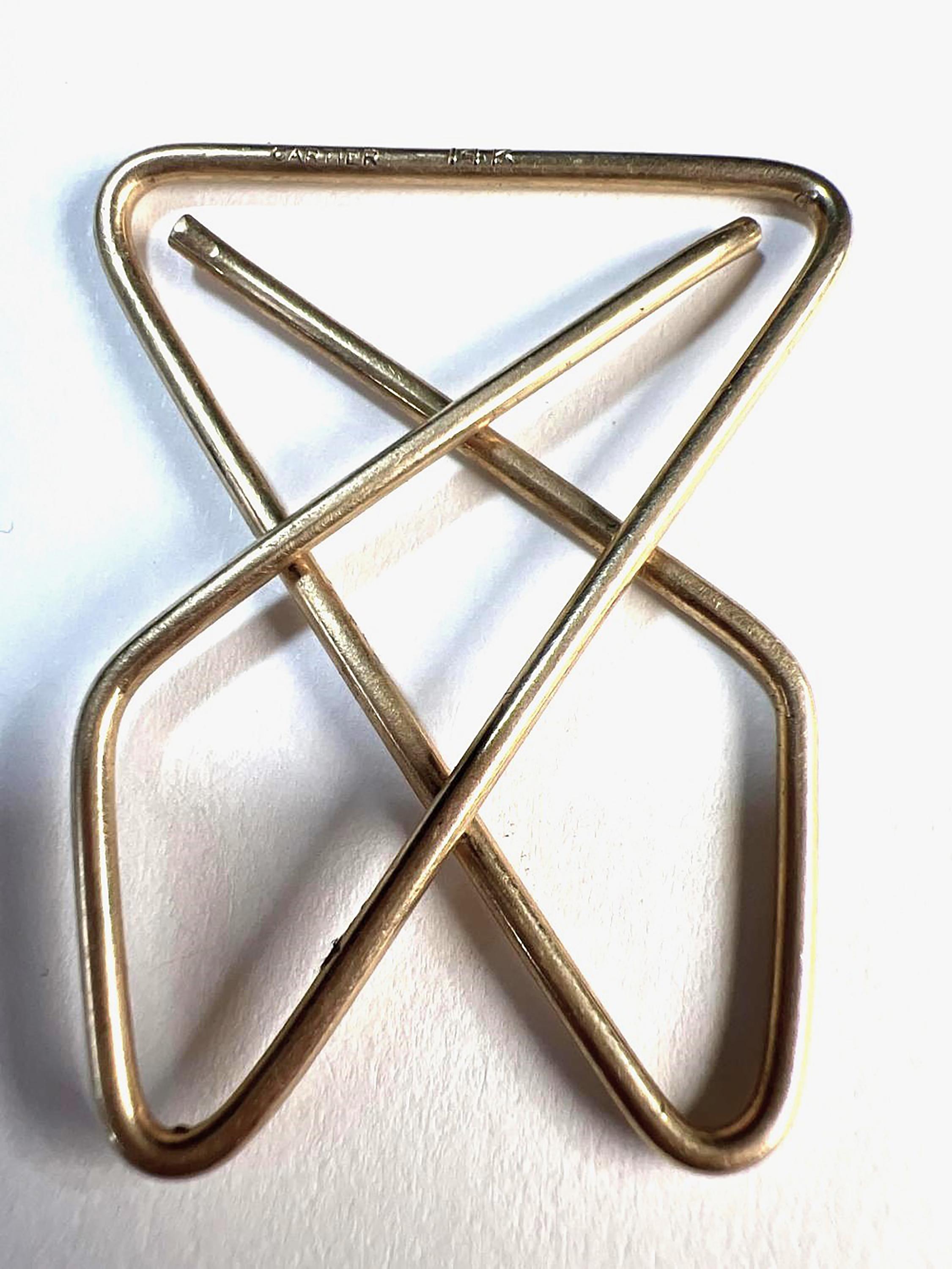 Une déclaration classique d'utilité luxueuse
Rehaussez votre quotidien avec cette pince à billets Vintage By Cartier, méticuleusement réalisée en or jaune 14 carats. Conçue pour contenir des billets, des notes ou des documents importants dans un