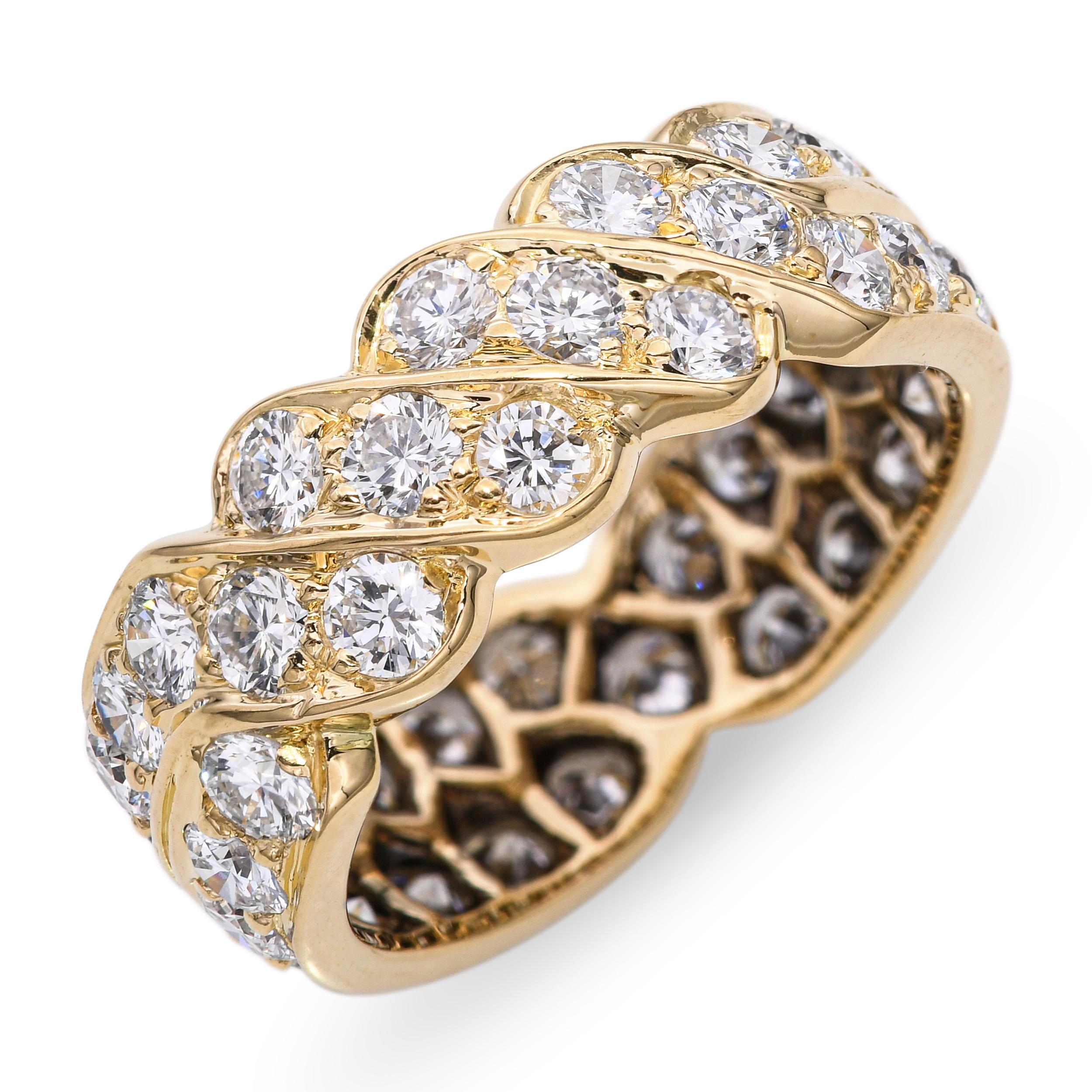 Este anillo Cartier vintage presenta un distintivo diseño de doble banda con dibujo cruzado, elegantemente engastado con 1,76 quilates de diamantes color E, VVS. La disposición precisa de las piedras crea un brillo continuo, resaltando la artesanía