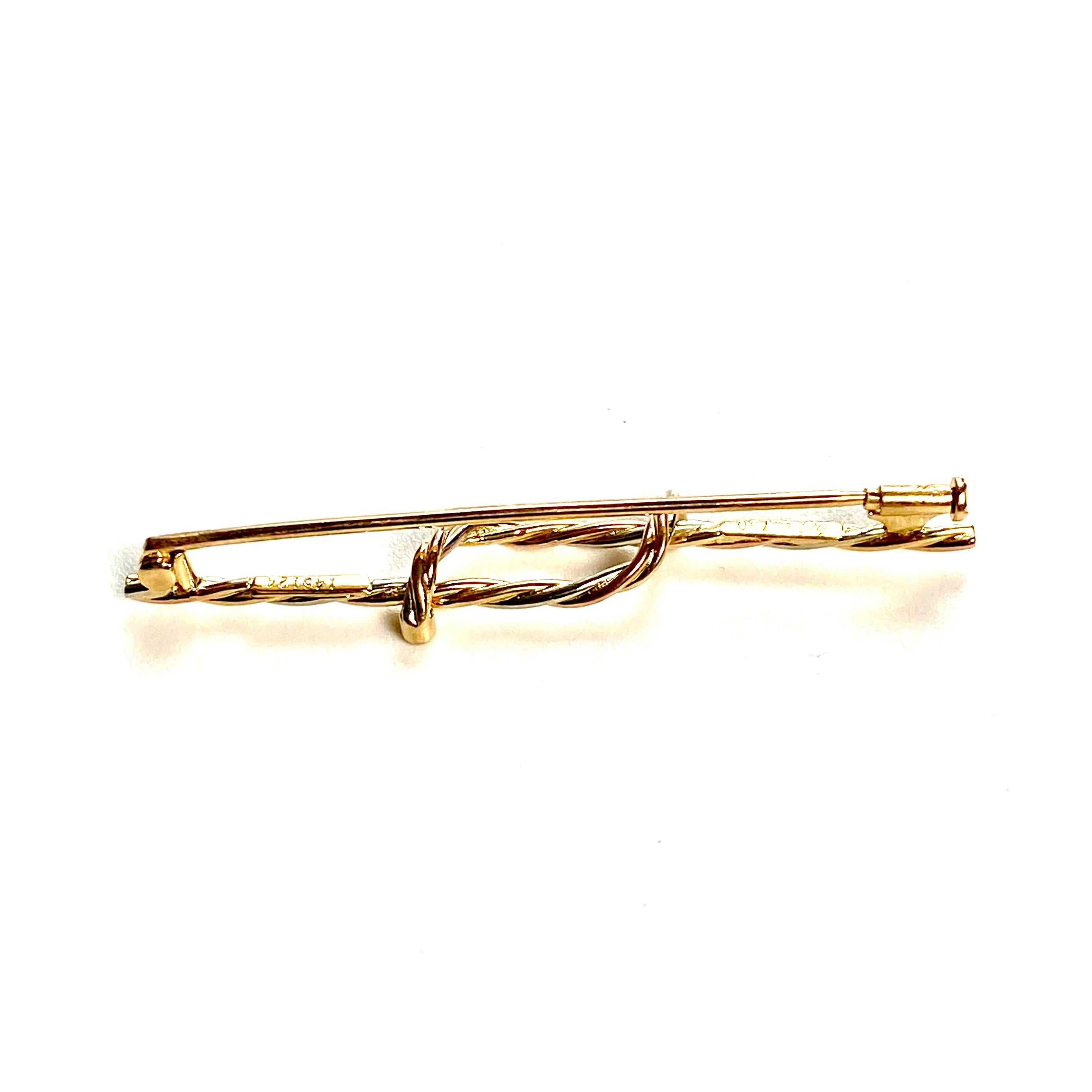 Die exquisite Vintage Cartier 18 Karat Gold Triton Rope Twist Design Diamond Brooch signiert Cartier, 750, #145124, misst 2,05 Zoll in der Länge - ein wahres Meisterwerk, das Eleganz, Handwerkskunst und zeitlosen Charme verkörpert. Diese opulente