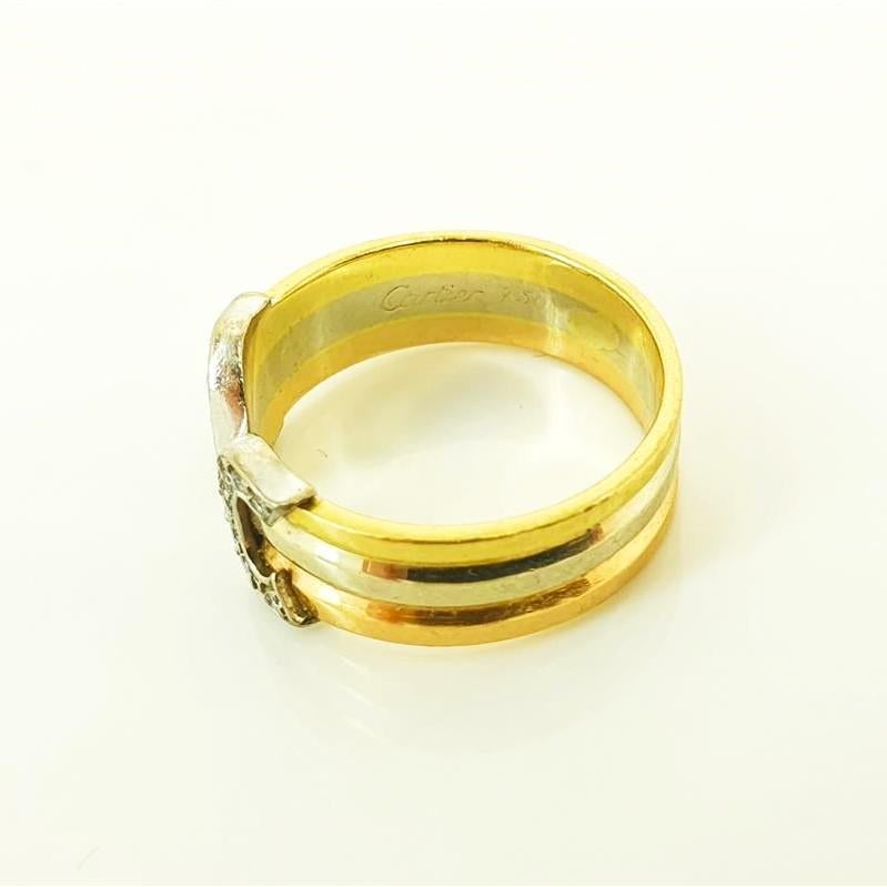 Gönnen Sie sich zeitlose Eleganz mit diesem exquisiten Vintage Cartier Ring, der aus luxuriösem 18-karätigem dreifarbigem Gold gefertigt und mit gepflasterten Diamanten verziert ist. Dieses faszinierende Stück strahlt Raffinesse und Raffinement aus