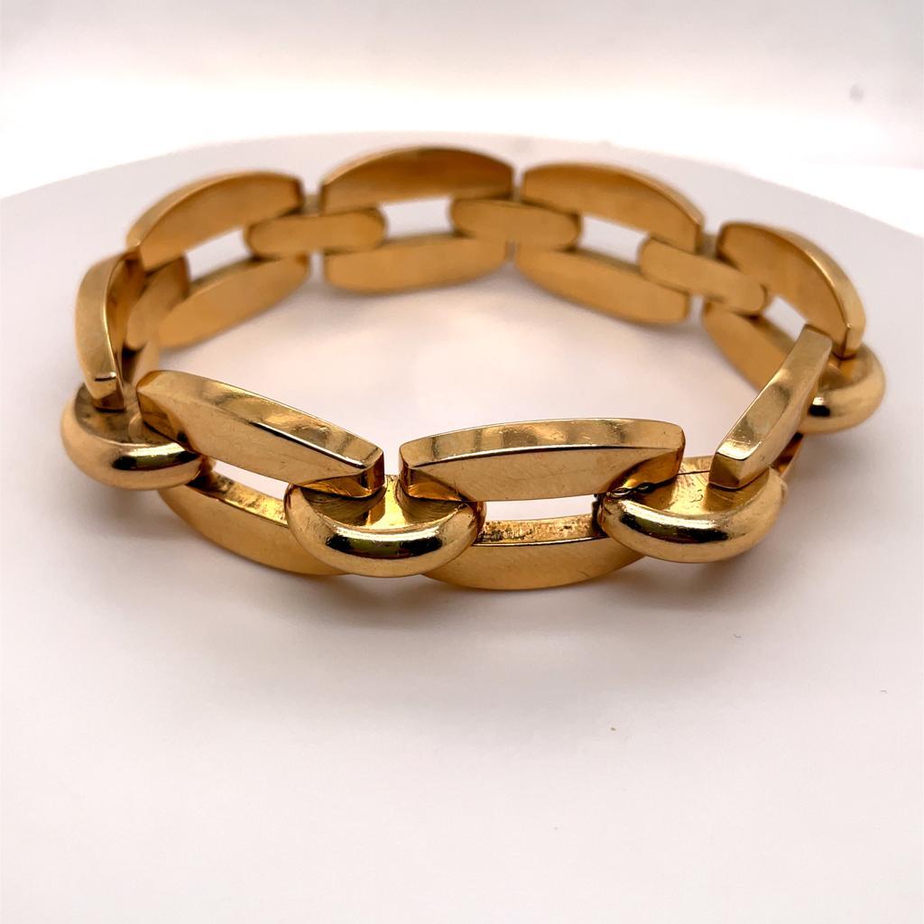 Vintage-Armband aus 18 Karat Gelbgold von Cartier, um 1940.

Dieses elegante Armband besteht aus einer Reihe von klobigen Kabelgliedern, die abwechselnd eine sanft geschwungene und eine rechteckige Form haben und alle einzeln beweglich am Handgelenk