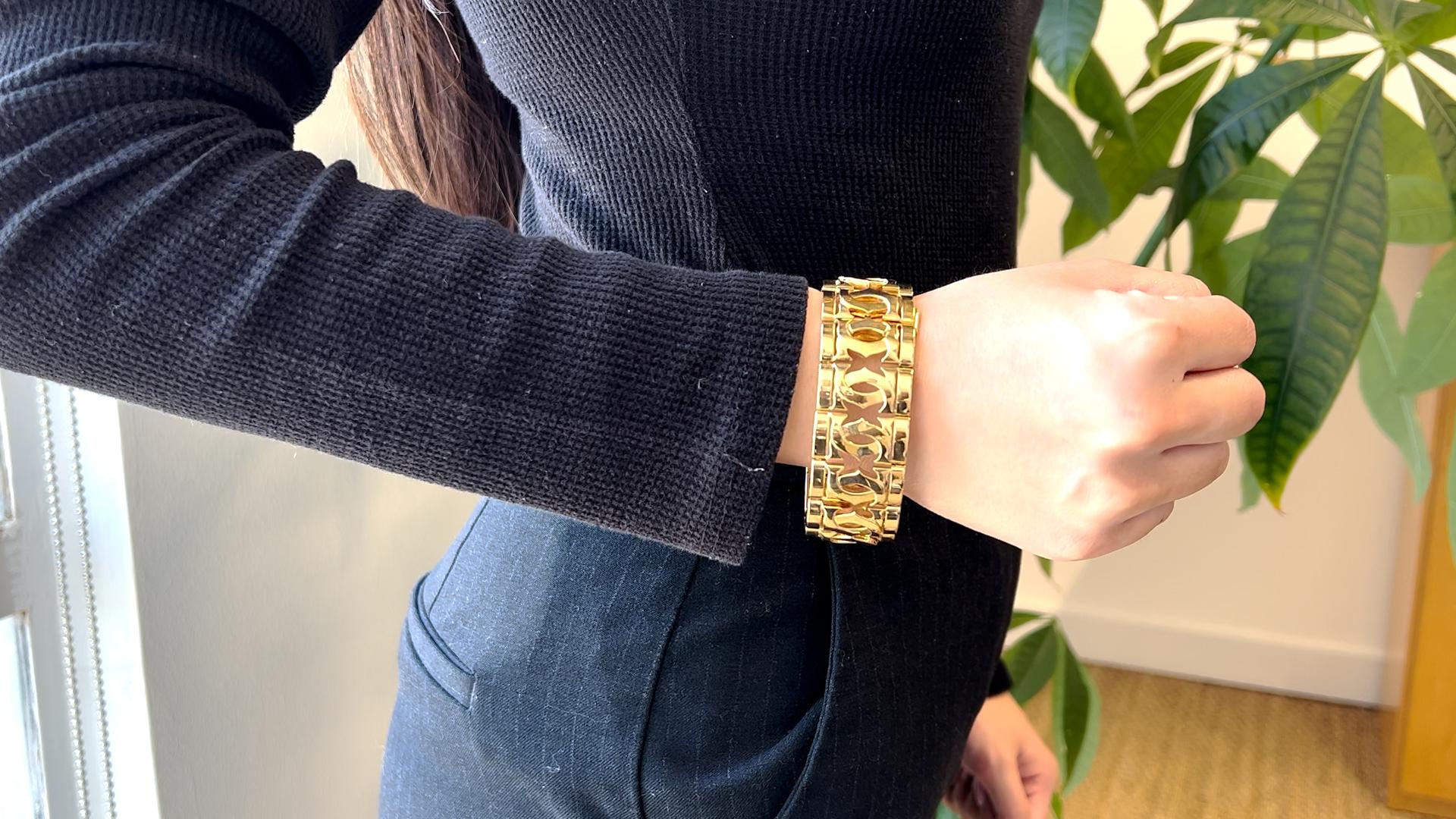 One Vintage Cartier 18 Karat Yellow Gold Double C Wide Link Bracelet. Crafted in 18 karat yellow signed Cartier, serial #709423 with French hallmarks and purity marks. The bracelet weighs 89.32 grams. Circa 1980. The bracelet is 7 inches in length