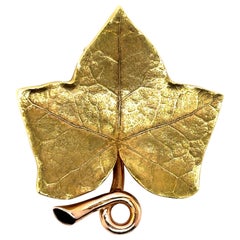 Spilla a forma di foglia d
edera d
epoca in oro giallo Cartier 18 carati, CIRCA 1990