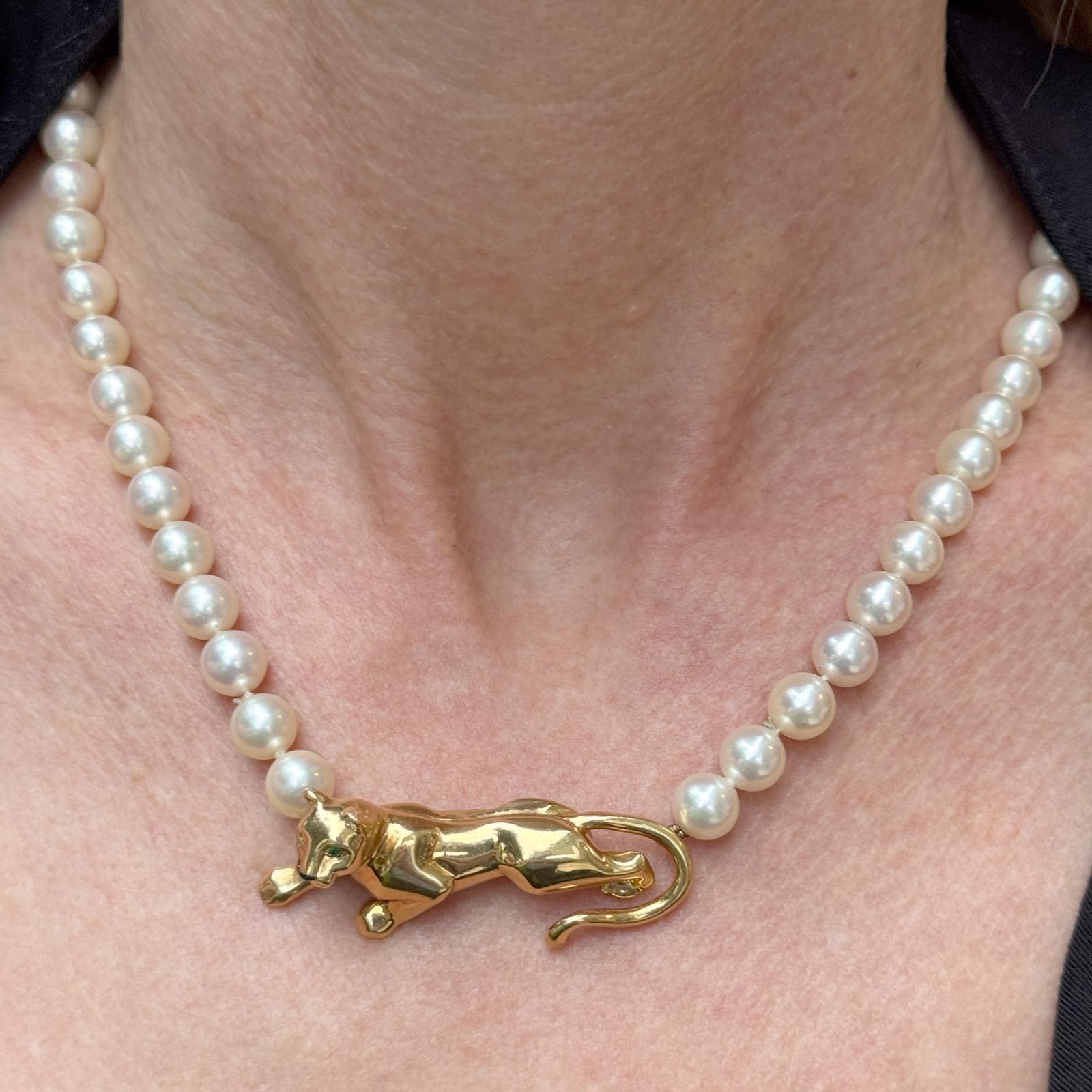 Diese Vintage-Halskette von Cartier zeigt das ikonische Panthère-Design und ist aus 18-karätigem Gelbgold gefertigt. Der markante Panther in der Mitte ist wunderschön detailliert und strahlt die kühne, luxuriöse Ästhetik aus, für die Cartier bekannt