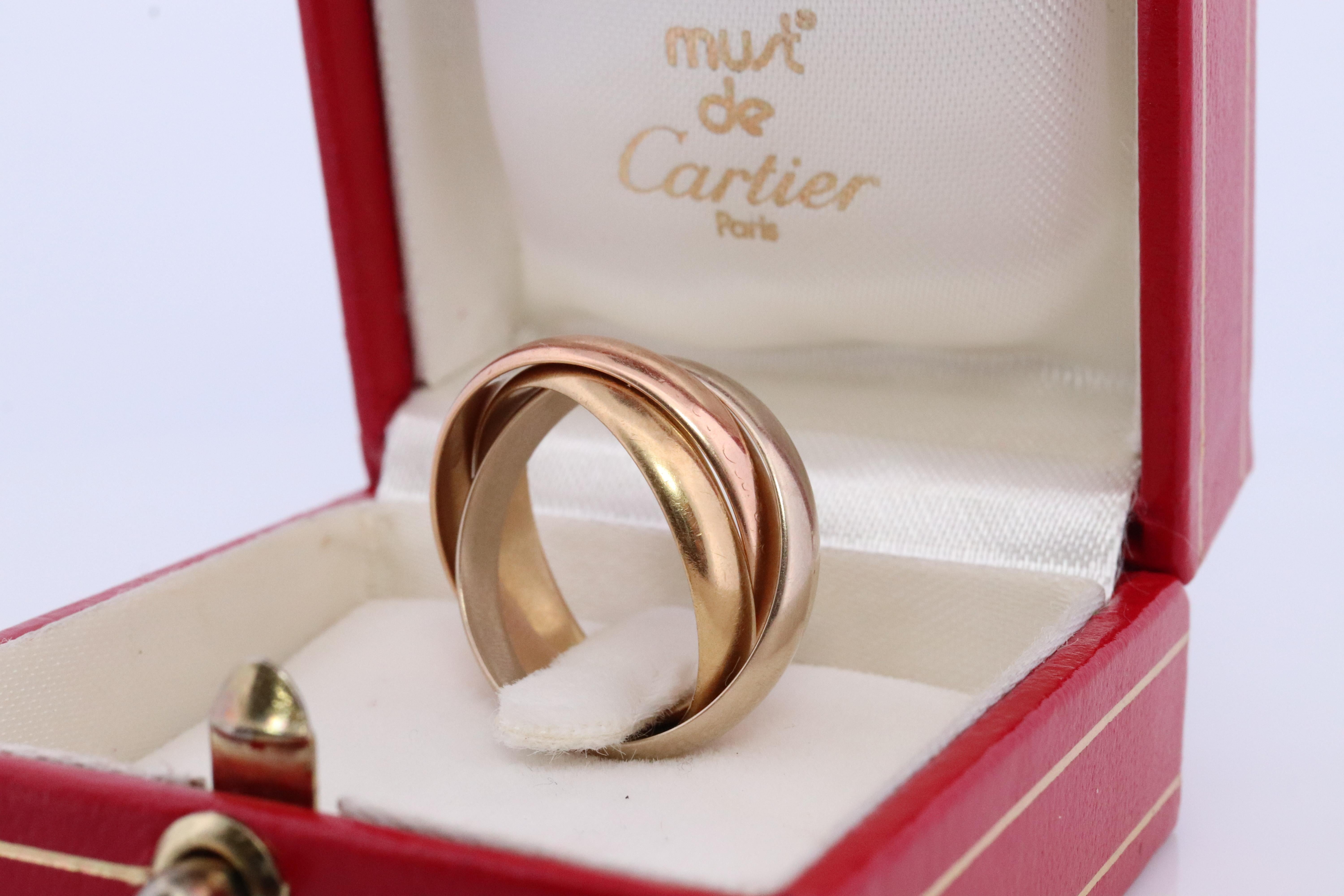 Cartier Rolling Ring.

Schöne Rolling 18k Tri Band Ring. Gepunzt und geprüft 18k. 

Cartier gemacht 80er Jahre
Rose, Weiß- und Gelbgold.
Zustand: Hat kleine Kratzer. Nichts Großes.

Kommt mit Original Cartier Box.
Einzelheiten:
7,2 Gramm