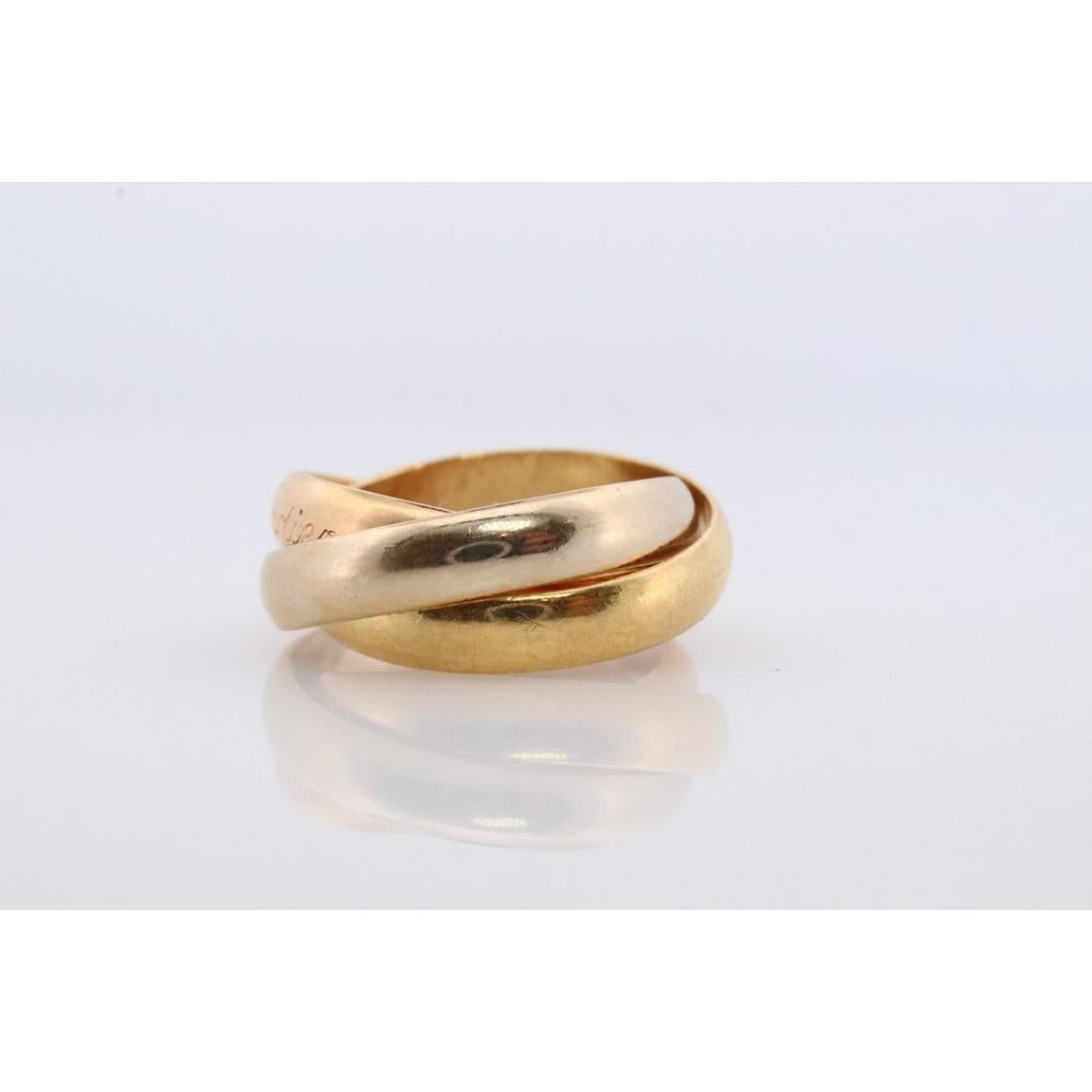 Vintage degli anni '80
Taglia: 4 3/4 US
Materiali: fascia tricolore, fascia 18k, anello 18k, anello rolling, anello Cartier Trinity, anello Cartier Triple

Colore della banda: Oro

Bellissimo anello Rolle 18k a tre fasce. Marchio e test 18k.

Must