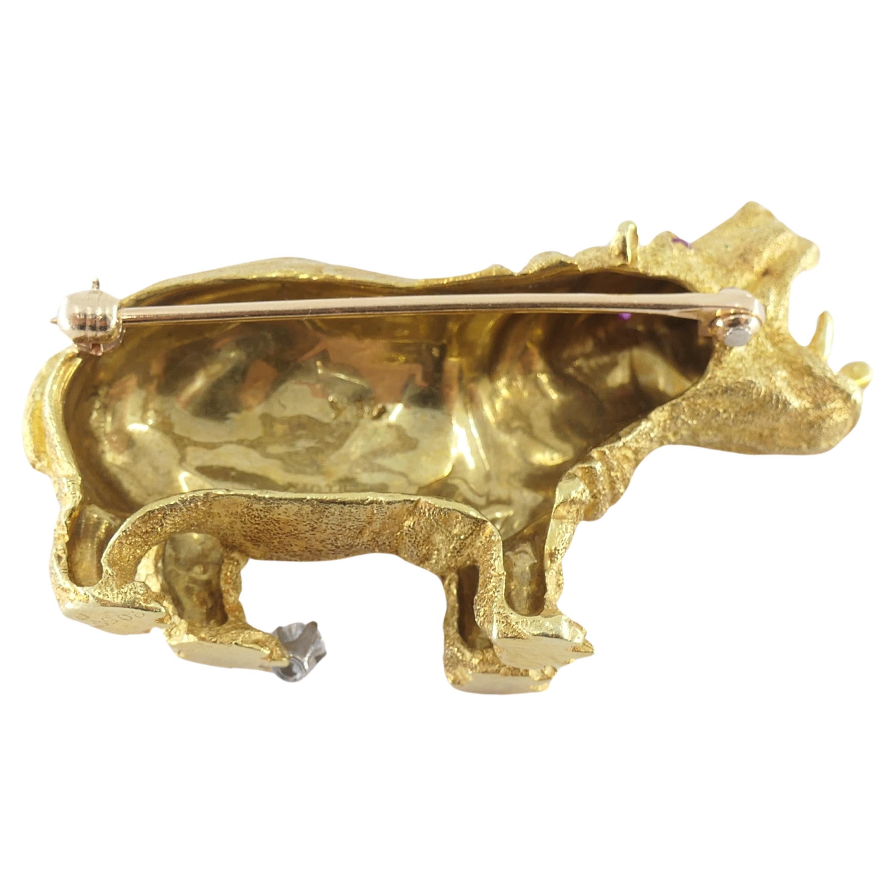Magnífico y raro broche hipopótamo de Cartier, de oro de 18 quilates, con diamantes y rubíes.
Debido a su naturaleza ferozmente maternal, el hipopótamo era percibido como un animal protector de las mujeres y los niños en varias culturas antiguas.