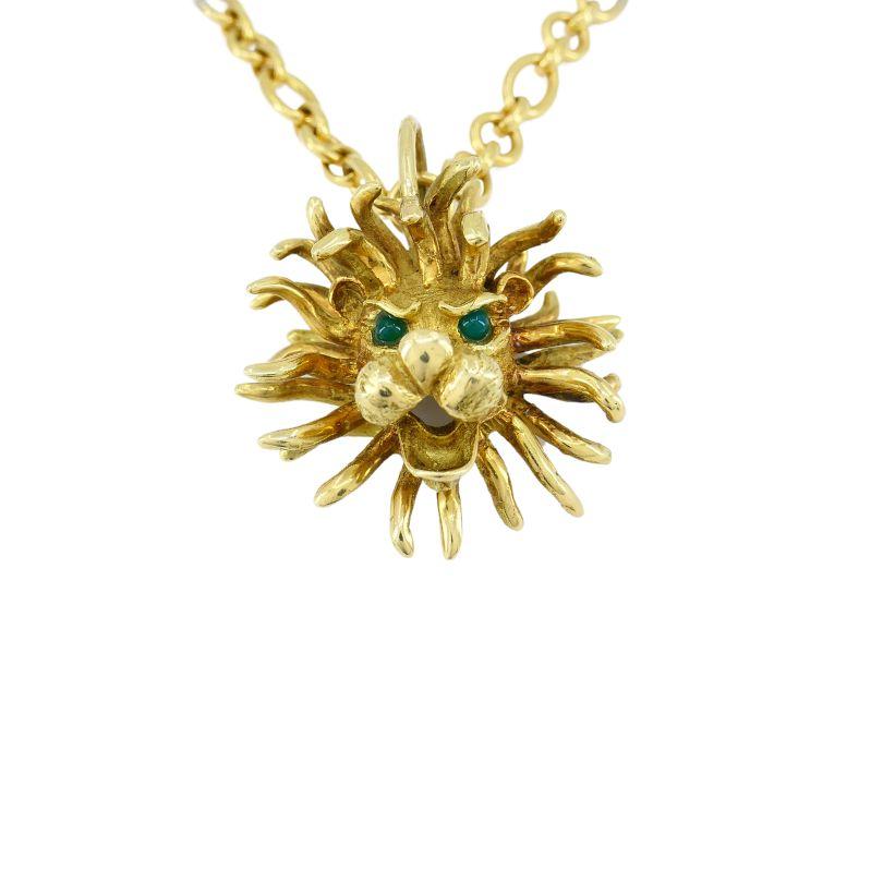Vintage Cartier 18k Gold Emerald Lion Leo Pendant Chain Necklace In Good Condition For Sale In Beverly Hills, CA