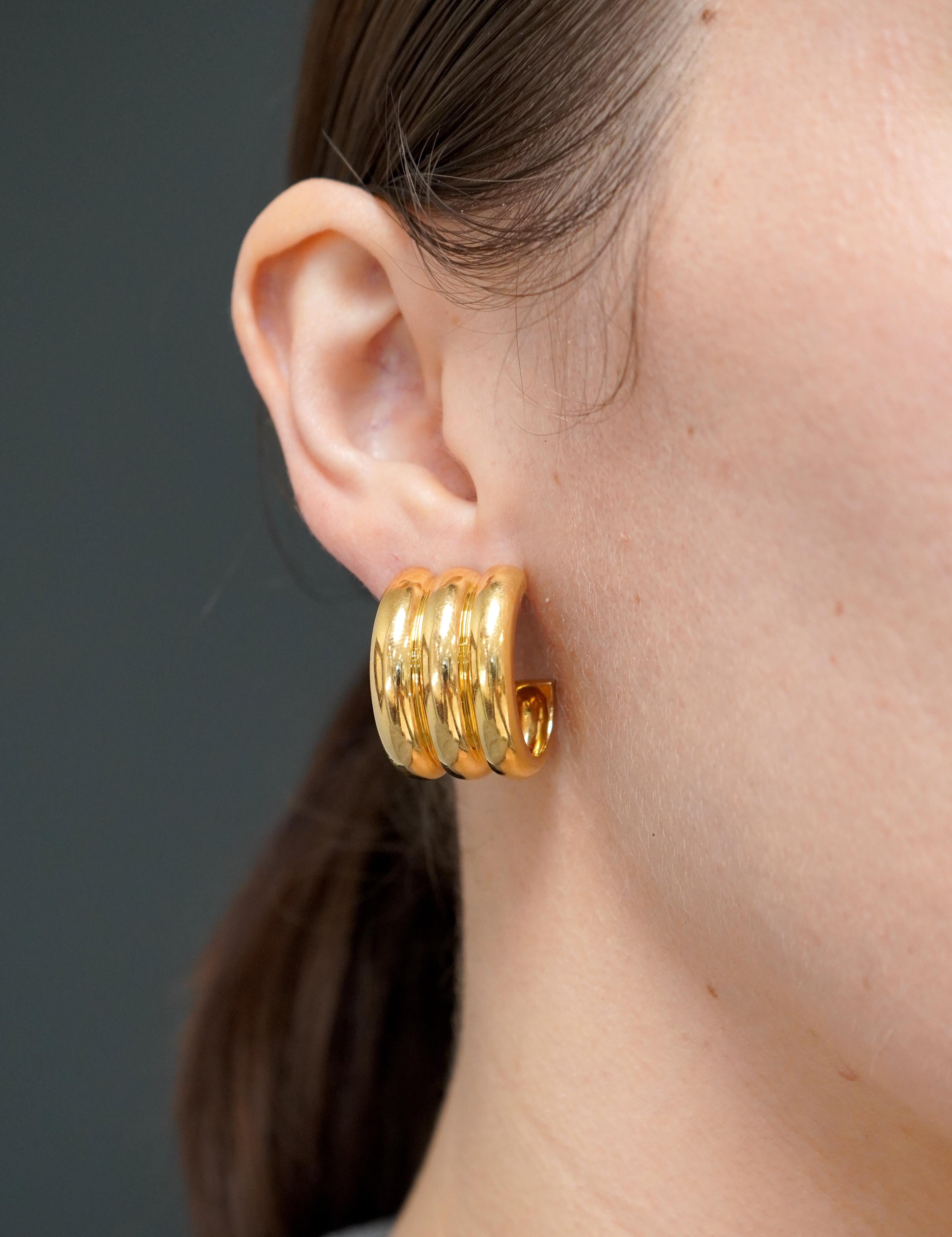 Estos pendientes de aro Cartier, fabricados en la década de 1980, muestran una elegancia atemporal y una artesanía meticulosa. Fabricado en oro de 18 quilates, el diseño de aro triple añade un toque sofisticado y contemporáneo, pensado para orejas
