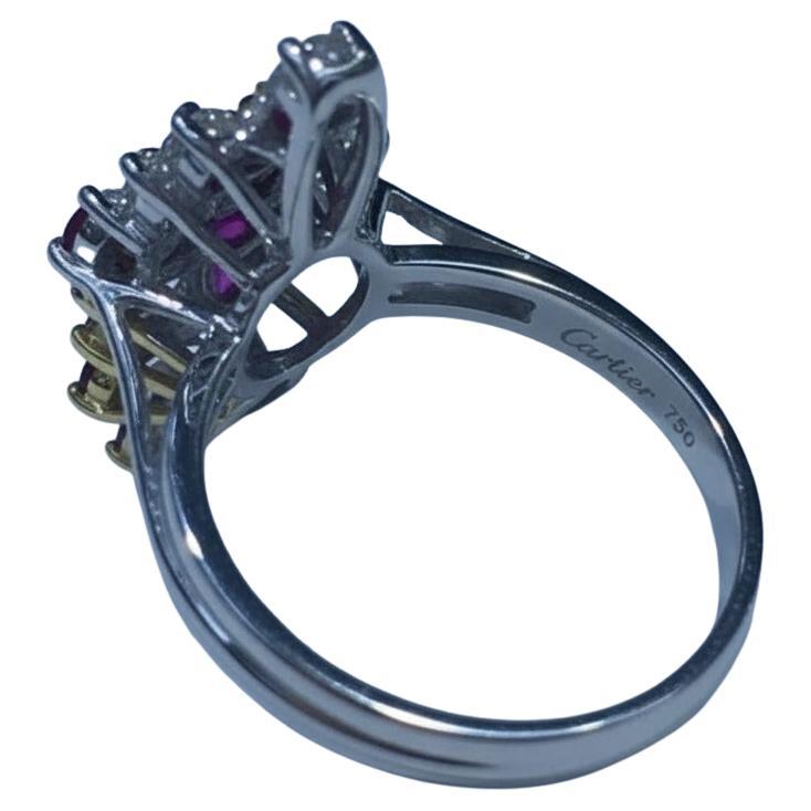 Anello da cocktail Cartier d'epoca in oro bianco e giallo 18 carati con diamanti e rubini

Un sorprendente anello cocktail vintage di Cartier realizzato in oro bianco e giallo 18 carati, che mostra un sofisticato gioco di texture e colori.

L'anello