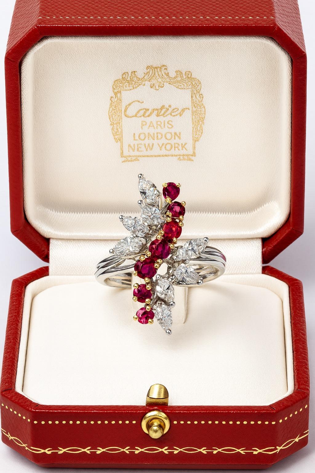 Taglio rotondo Anello da cocktail Cartier d'epoca in oro bianco e giallo 18 carati con diamanti e rubini in vendita