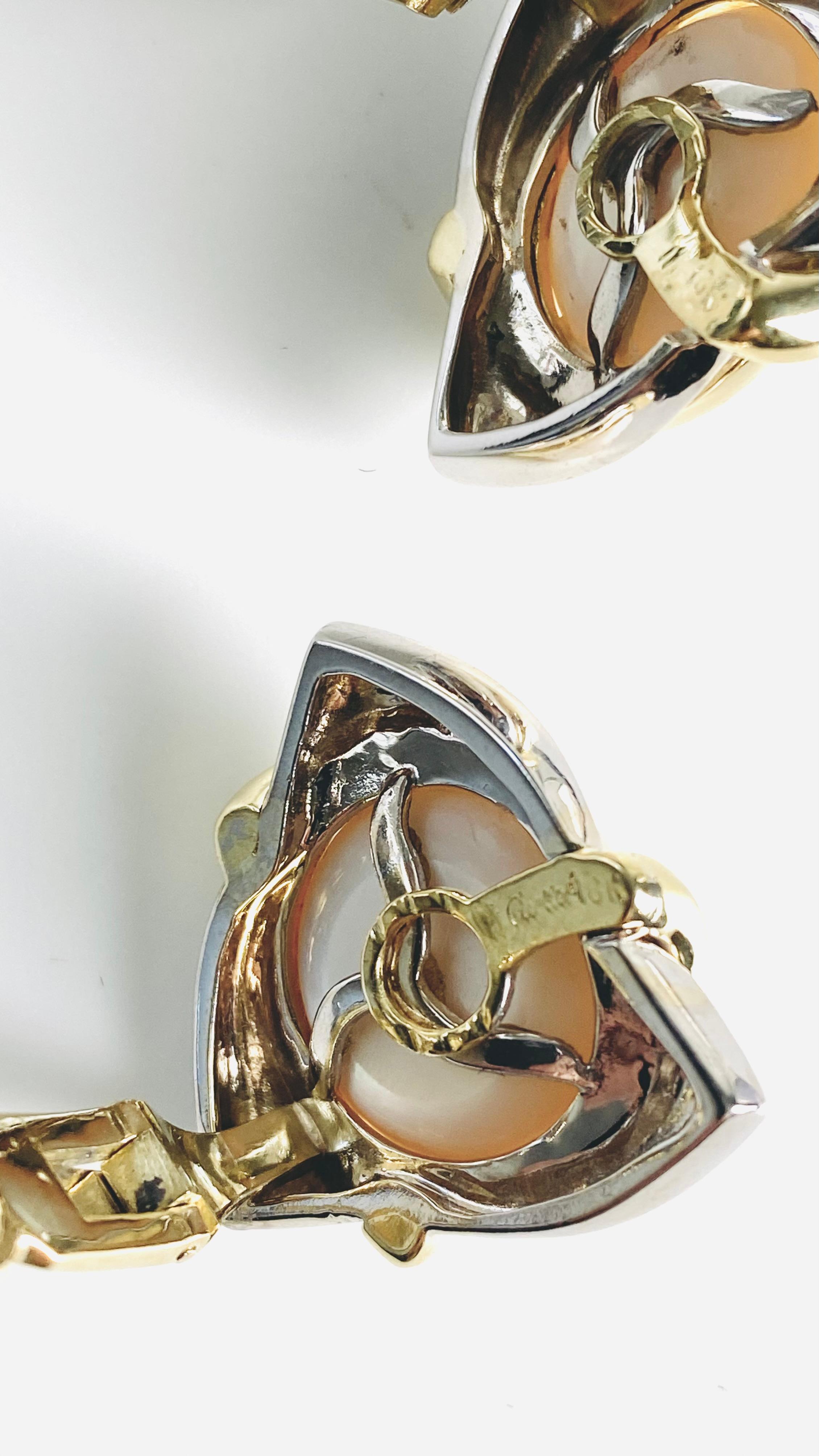 Vintage Cartier 18K White and Yellow Gold Mabe Pearl Clip On Earrings In Good Condition For Sale In New York, NY