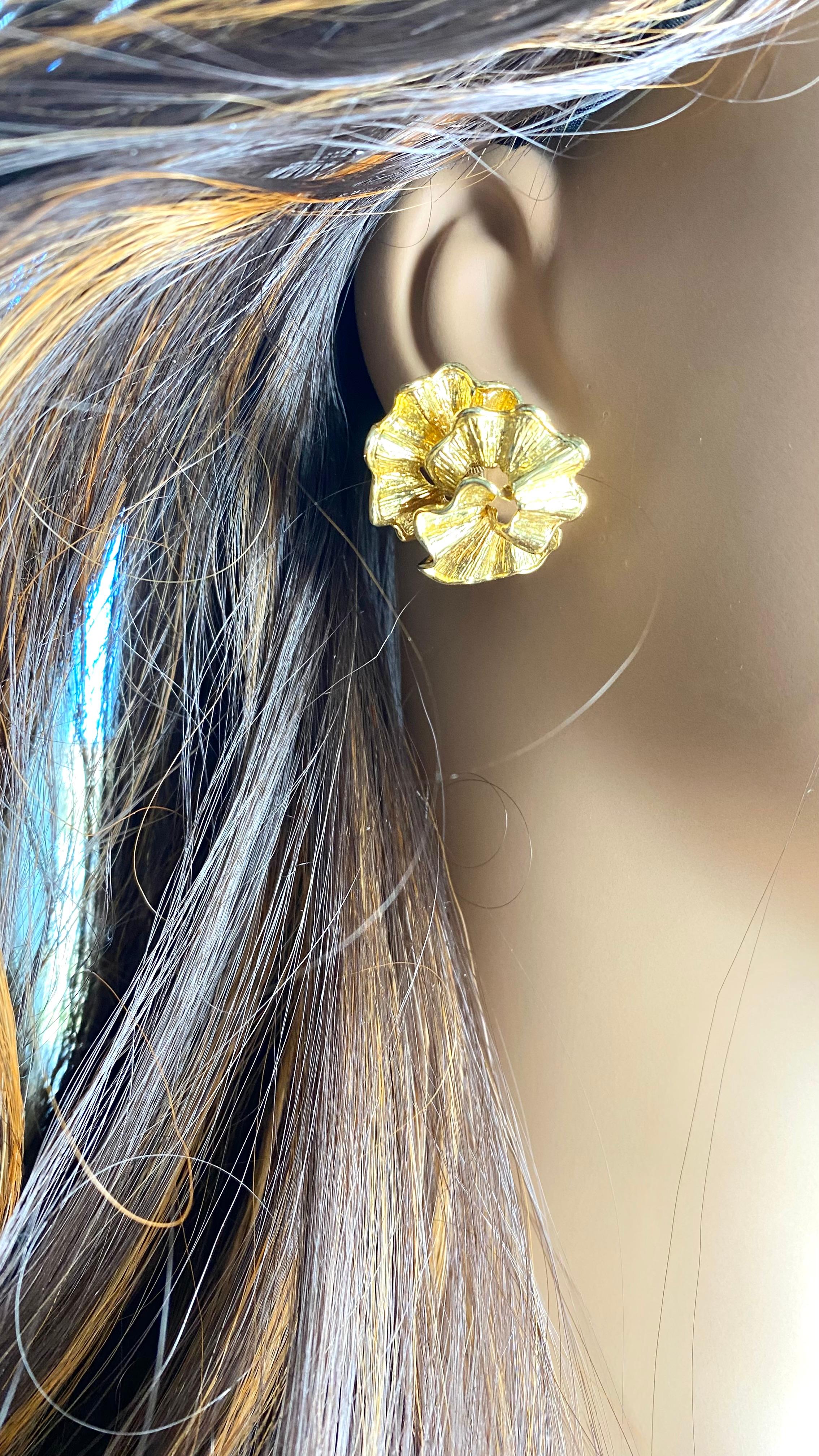 Pendientes de clip con pétalos florales Vintage Cartier de oro amarillo de 18 quilates en venta 4
