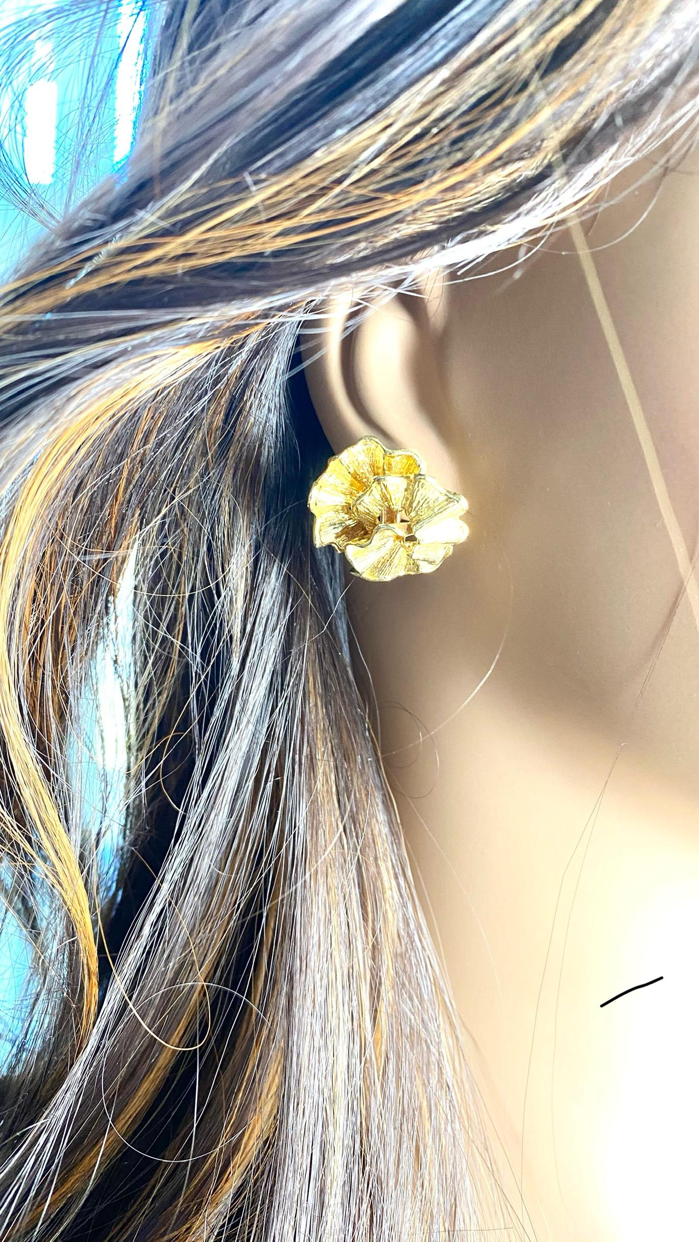 Pendientes de clip con pétalos florales Vintage Cartier de oro amarillo de 18 quilates en venta 3