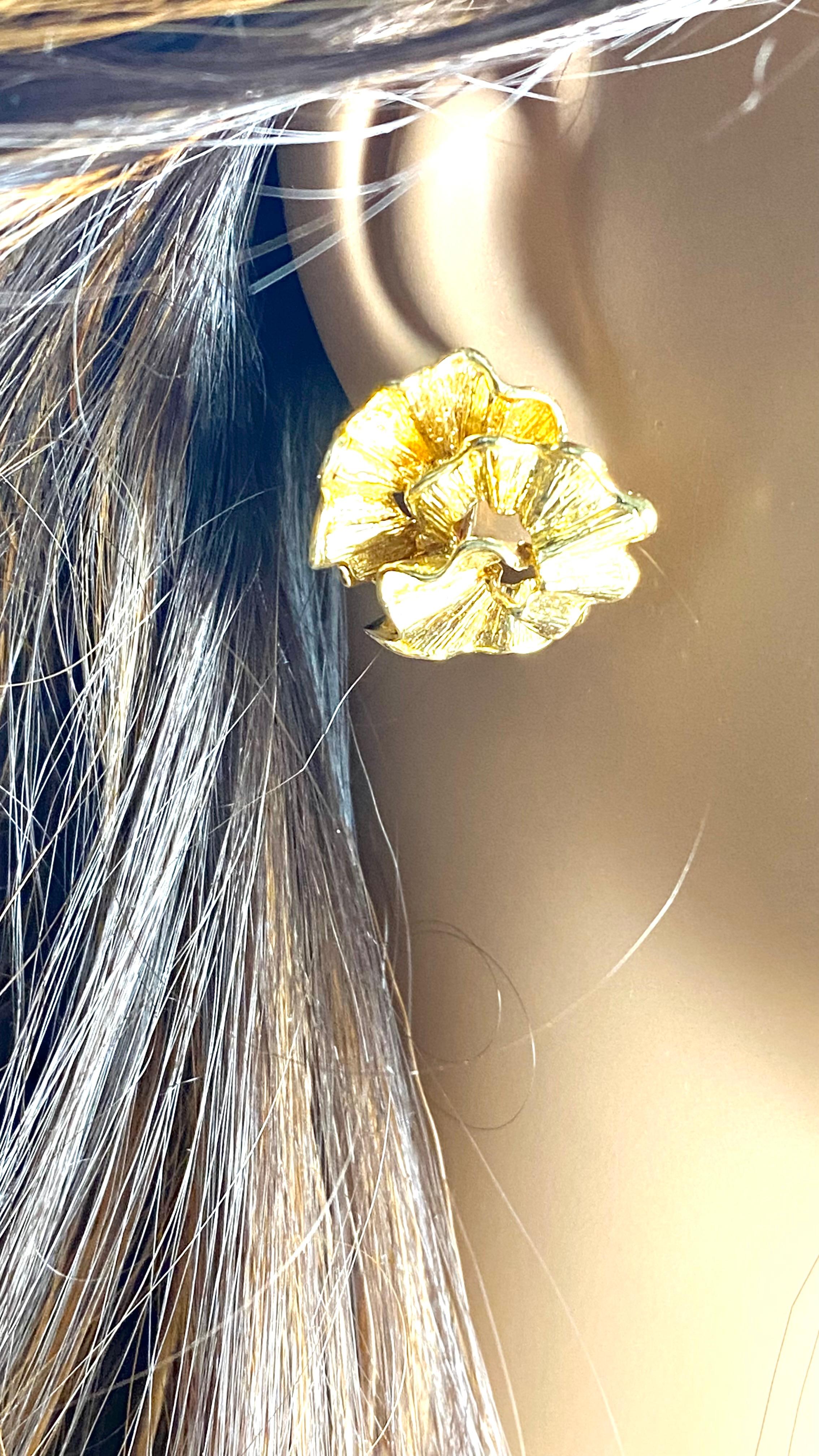 Pendientes de clip con pétalos florales Vintage Cartier de oro amarillo de 18 quilates en venta 11