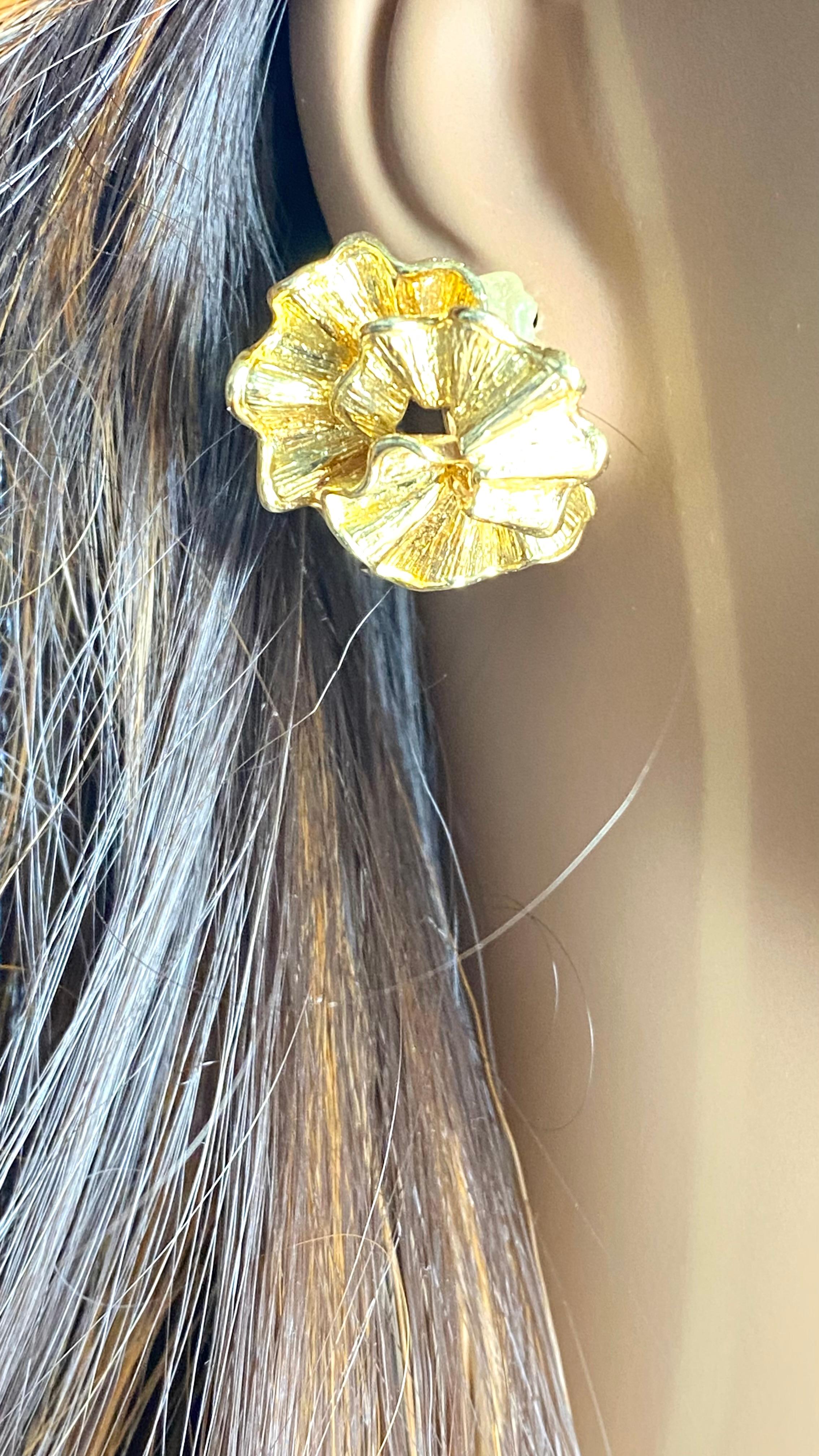 De las mujeres Pendientes de clip con pétalos florales Vintage Cartier de oro amarillo de 18 quilates en venta