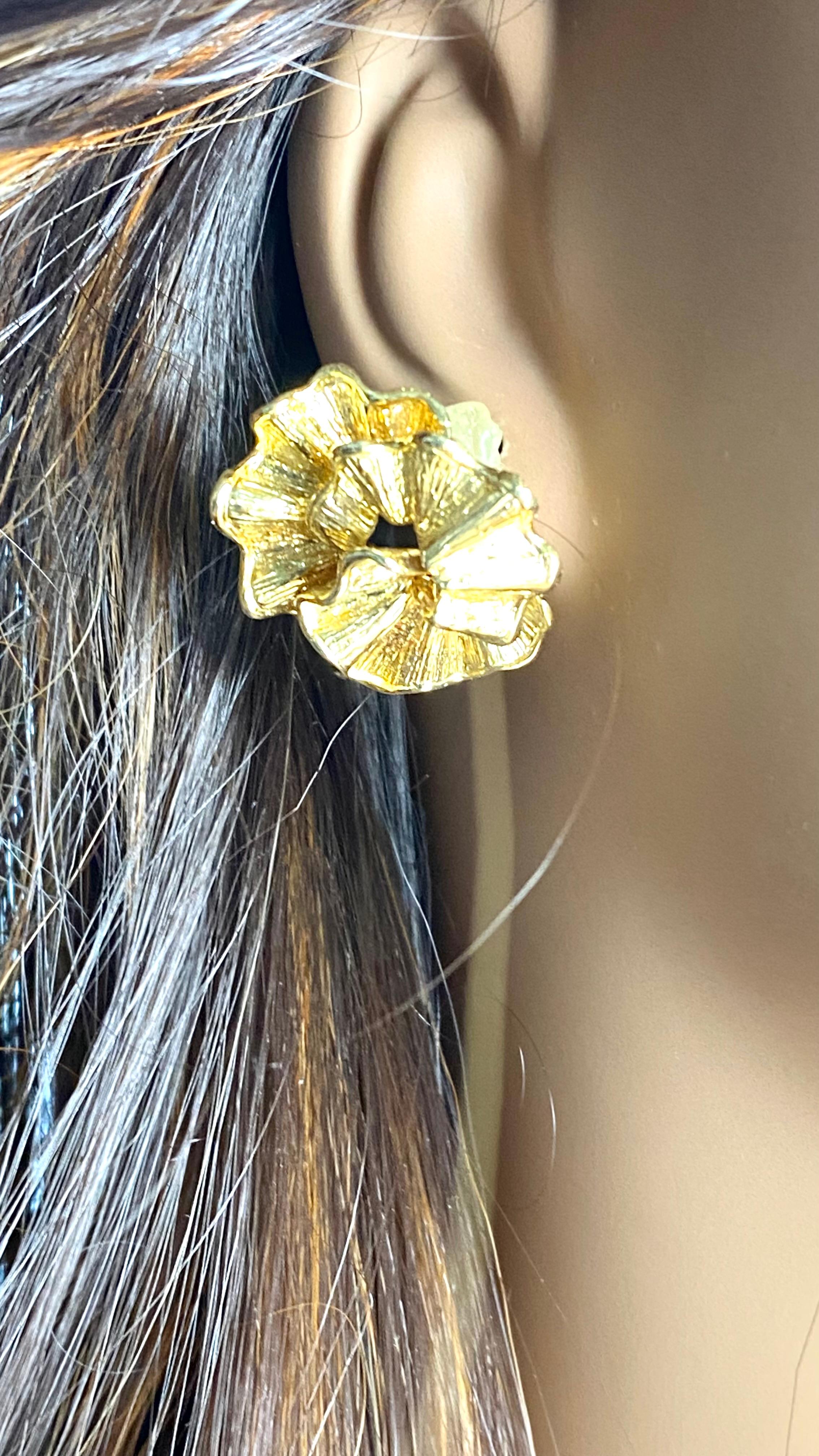 Pendientes de clip con pétalos florales Vintage Cartier de oro amarillo de 18 quilates en venta 6