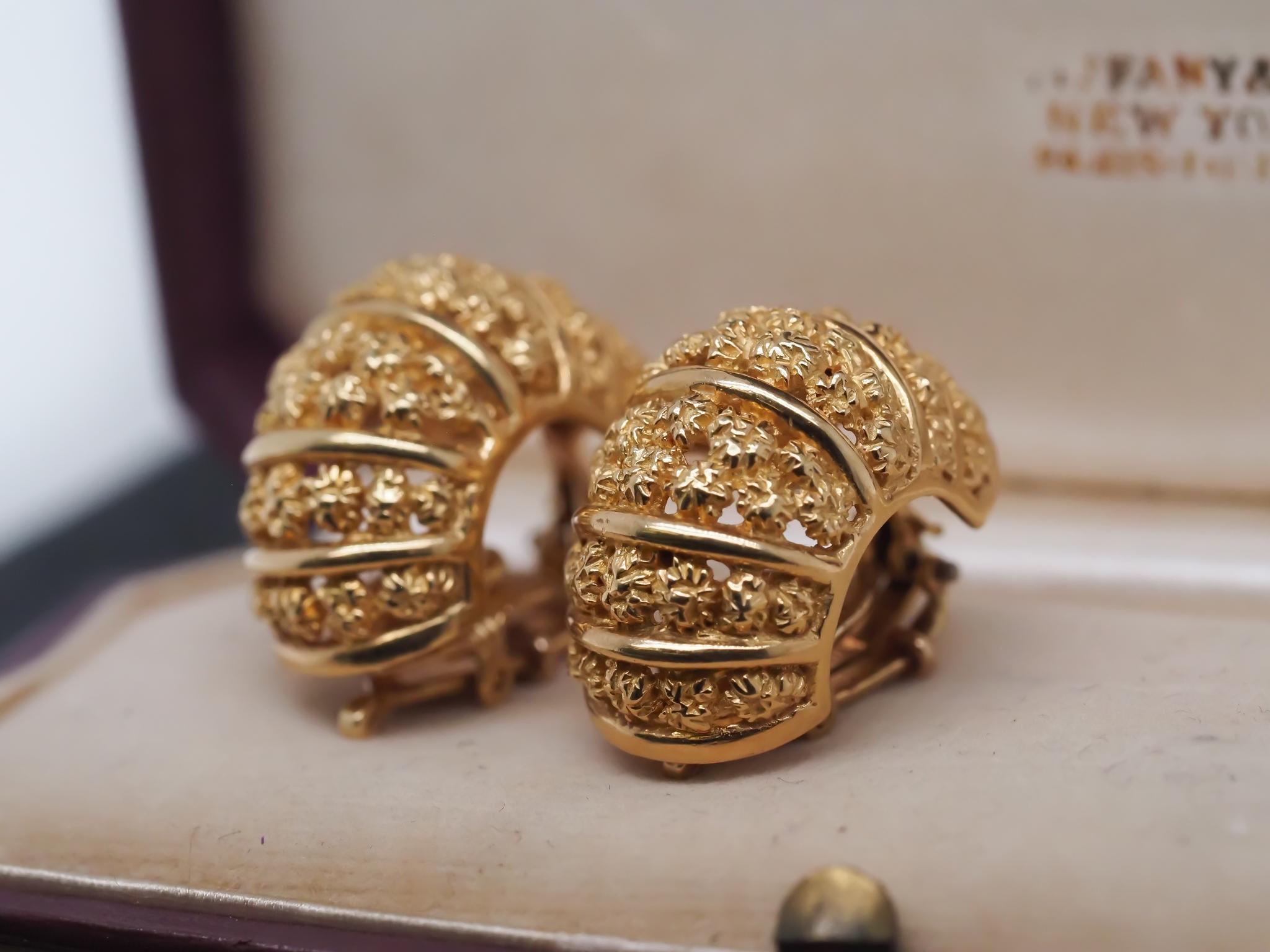 Year: 1970s

Item Details:
Metal Type: 18K Yellow Gold [Hallmarked, and Tested]
Weight: 20.2 grams

Measurements: 23.25mm long, 14mm wide
Condition: Excellent