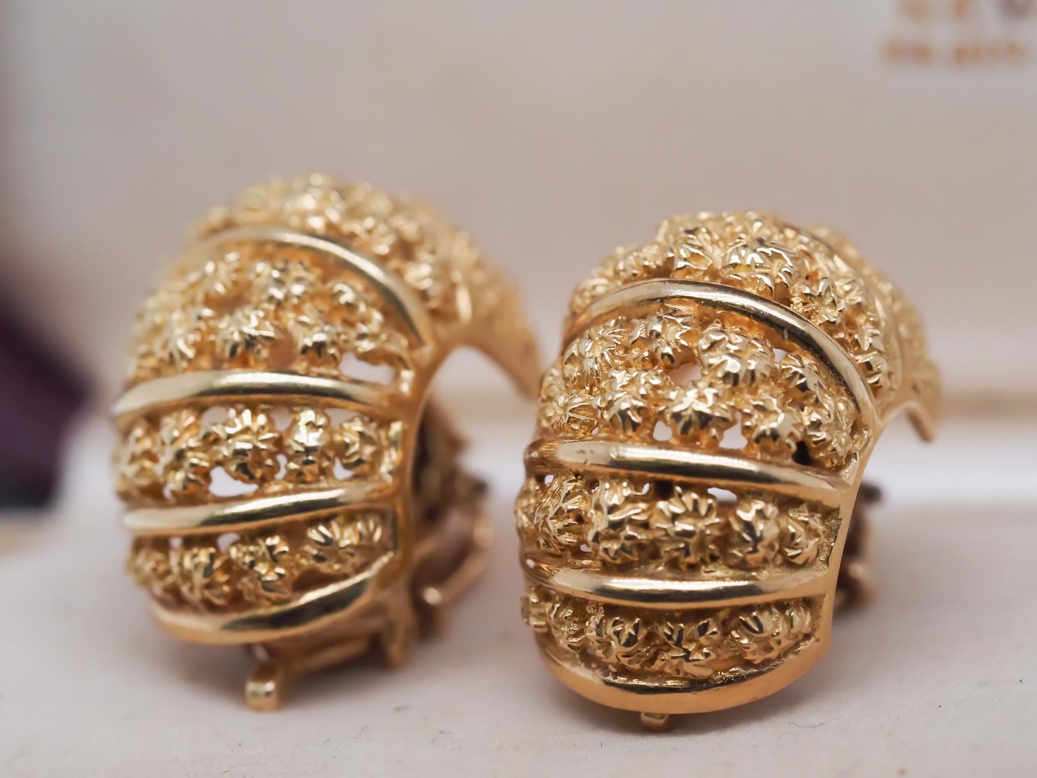 Vintage Cartier 18K Yellow Gold Nugget Style Clip Back Earrings In Good Condition For Sale In Hicksville, NY