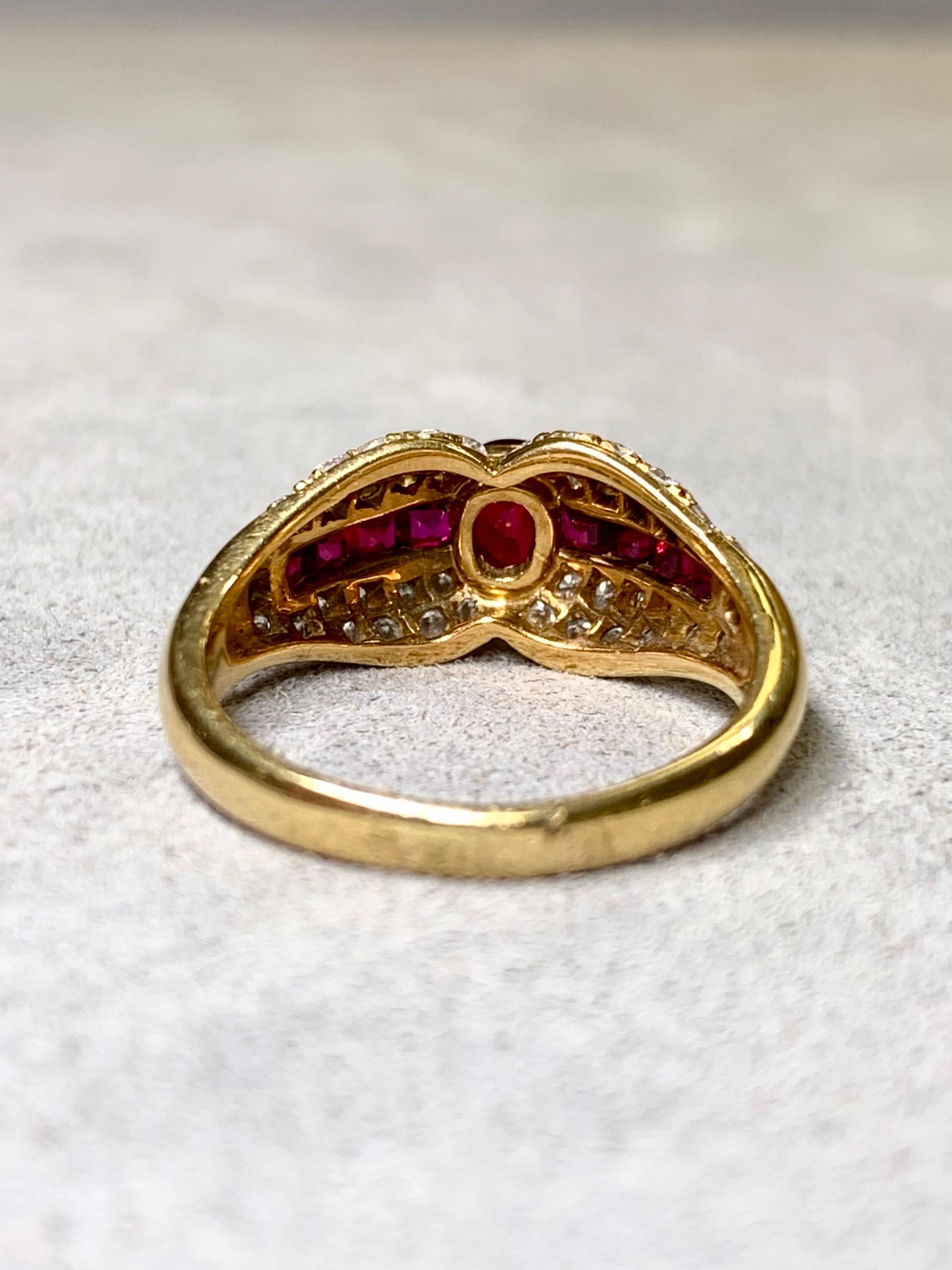 Ein klassischer Cocktail-Ring von Cartier ca. Anfang bis Mitte der 1980er Jahre Handwerker in 18K Gelbgold durch eine etwa .60ct ovalen Rubin flankiert von ca. 1,30ctw im Quadrat geschnitten Rubine zentriert. Alle Steine sind kräftig rot, ohne