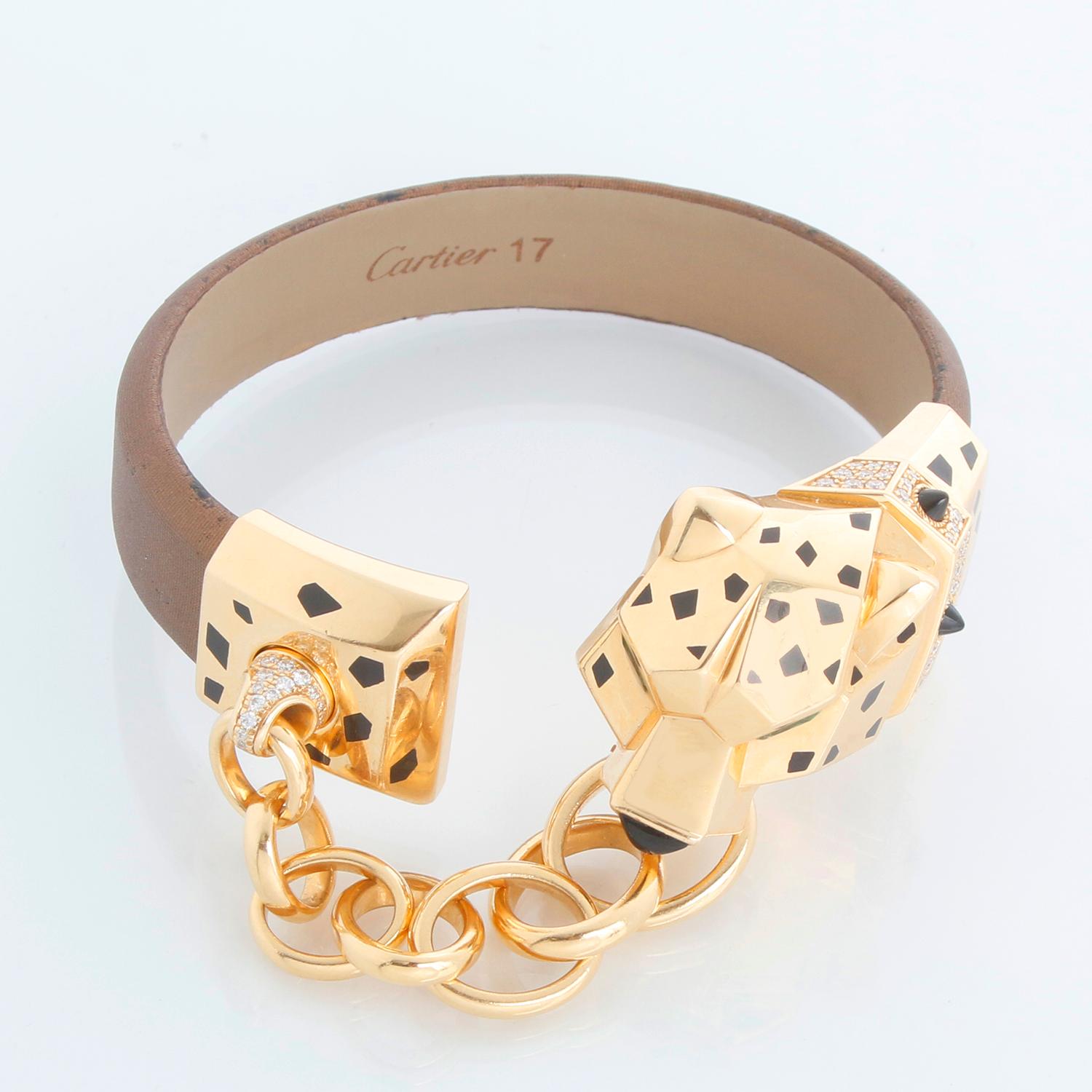 Vintage Cartier Bracciale di Seta con Testa di Pantera e Catena in Oro Giallo 18K Taglia 17 - Bracciale di seta marrone che termina con una chiusura a pantera che sostiene maglie di catena d'oro, applicato con macchie di smalto nero, impreziosito da