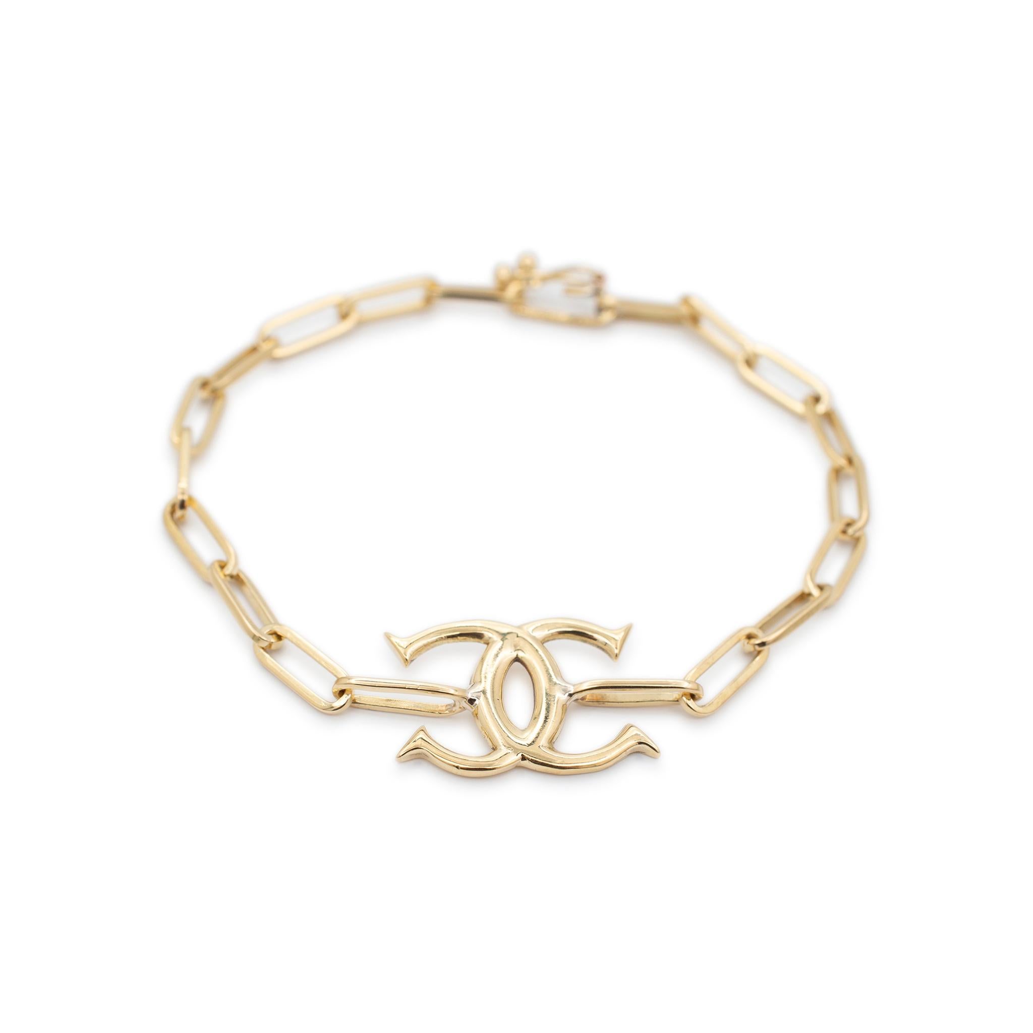 Brand: Cartier

Gender: Unisex

Metal Type: 18K Yellow Gold

Length: 6.75 Inches

Pendant measurements: 12.55mm x 20.85mm

Chain width: 4.00 mm

Weight: 8.37 Grams

18K yellow gold vintage link bracelet. The metal was tested and determined to be 18K