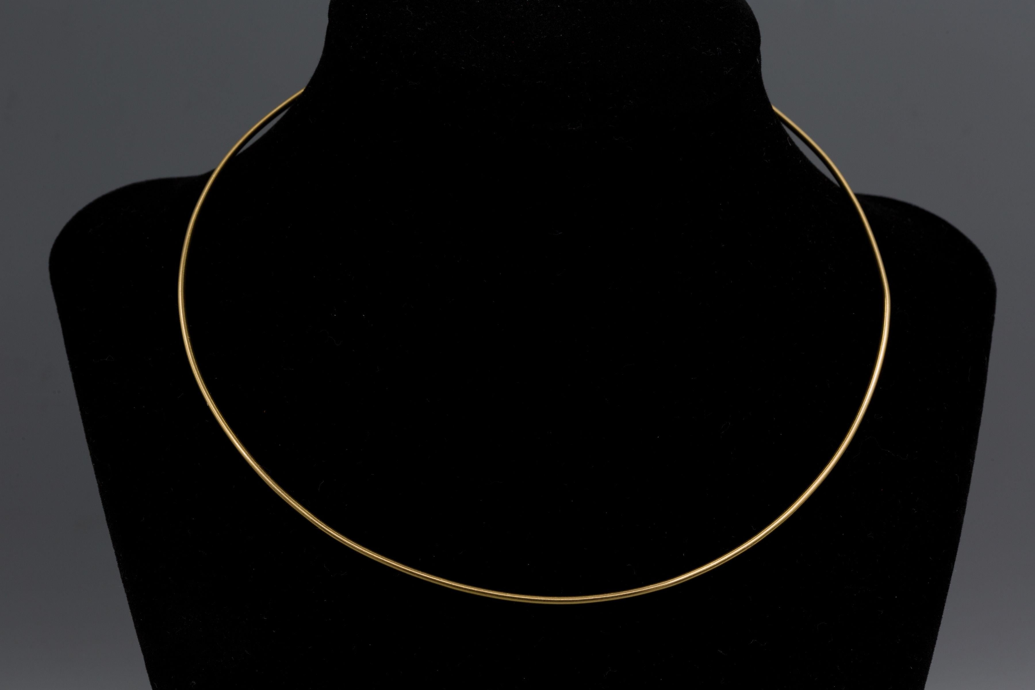 MATERIAL: 18k Gelbgold
Gewicht: 11.8 Gramm
Länge: 15,5 Zoll
Designer: Cartier

Vintage Cartier Choker Drehmoment Halskette. Can allein, als Teil eines Stapels oder mit einem Anhänger Ihrer Wahl getragen werden. Lassen Sie sich die Chance nicht