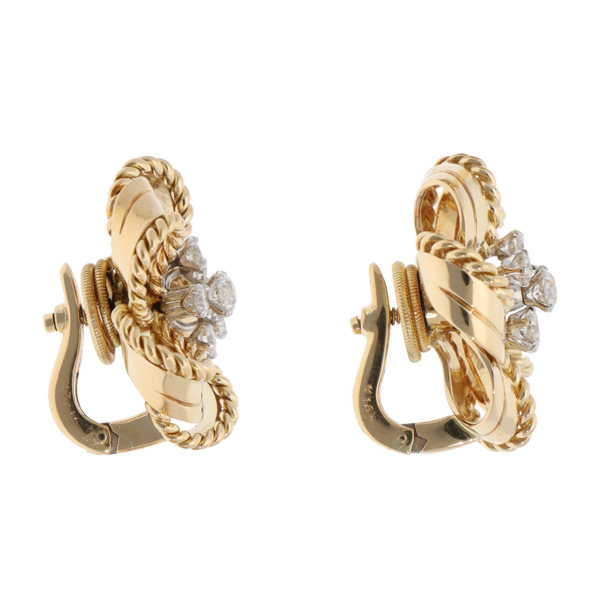Ein wunderschönes Paar floraler Cartier-Diamant-Clip-Ohrringe aus 18 Karat Gelbgold, circa 1960er Jahre.

Die Ohrringe aus der auslaufenden Kollektion von Cartier sind mit 12 Diamanten im Altschliff in floralen Motiven besetzt. Sie werden mit einem