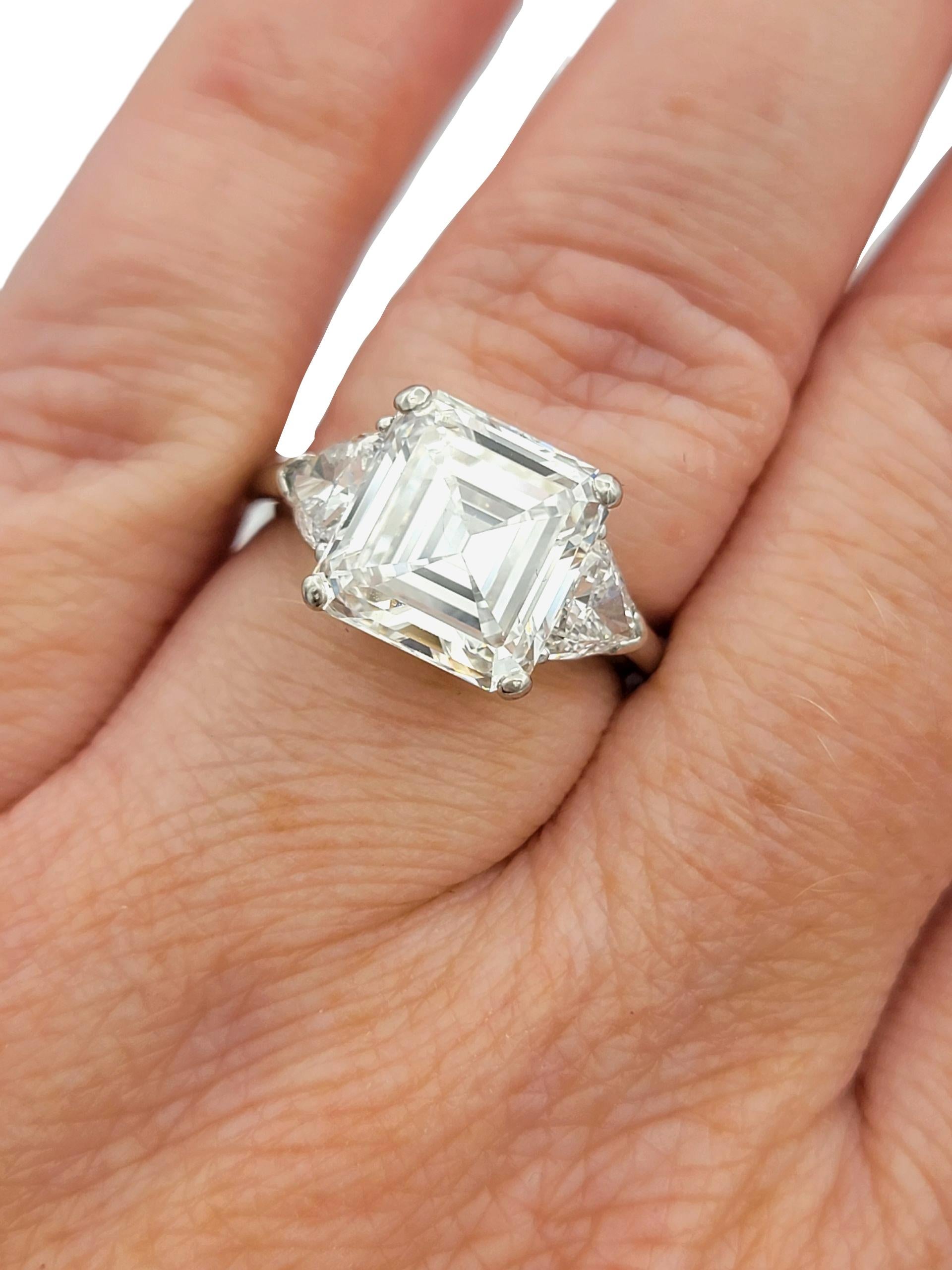 Vintage Cartier 5,36 Karat Total Square Emerald Cut 3-Stein Verlobungsring im Angebot 8