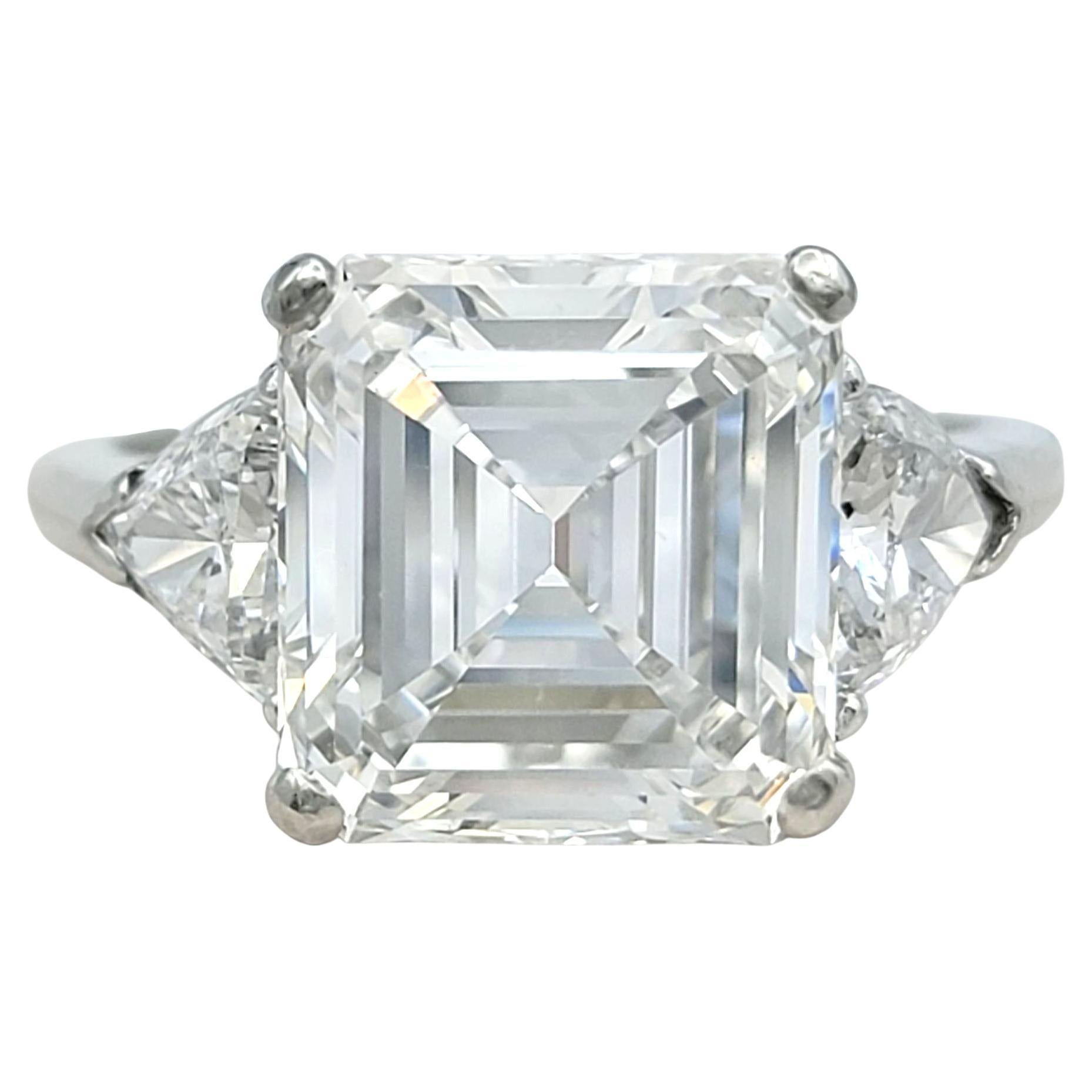 Ring Größe: 6.5 

Dieser atemberaubende Verlobungsring von Cartier aus der Art-Déco-Ära besticht durch einen quadratischen Diamanten im Smaragdschliff mit 4,64 Karat in der Mitte, der in einer klaren, hochglanzpolierten Platinfassung gefasst ist.