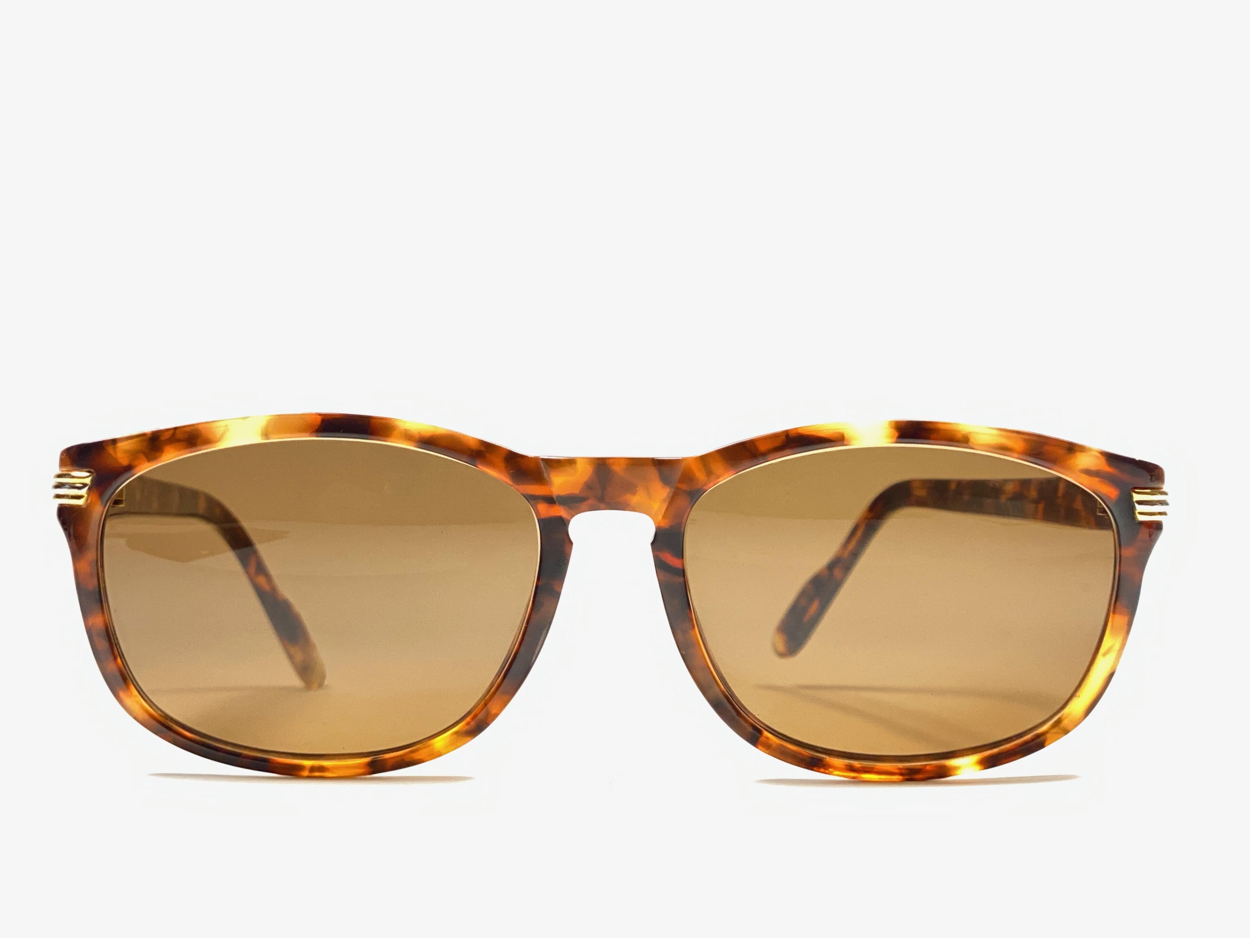 Mint Cartier Lumen 57[]17 mm in dark tortoise with medium brown (uv protection) lenses. 
Frame is tortoise and has the famous real gold and white gold accents. All hallmarks. 
These are like a pair of jewels on your nose with the 18k heavy gold
