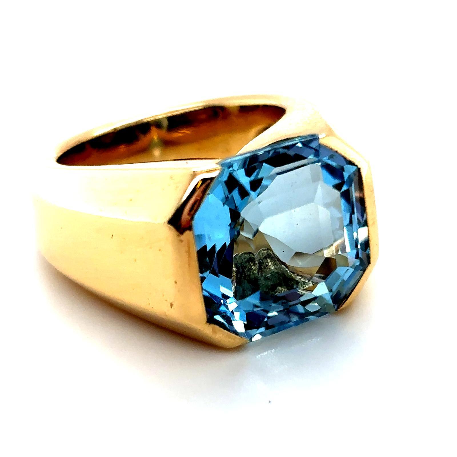 A vintage Cartier aquamarine 18 karat yellow gold single stone ring, circa 1960

This ring is set with an impressive emerald cut aquamarine of 8.77 carats approximately in a half bezel setting, leading to chunky gently angular tapered yellow gold