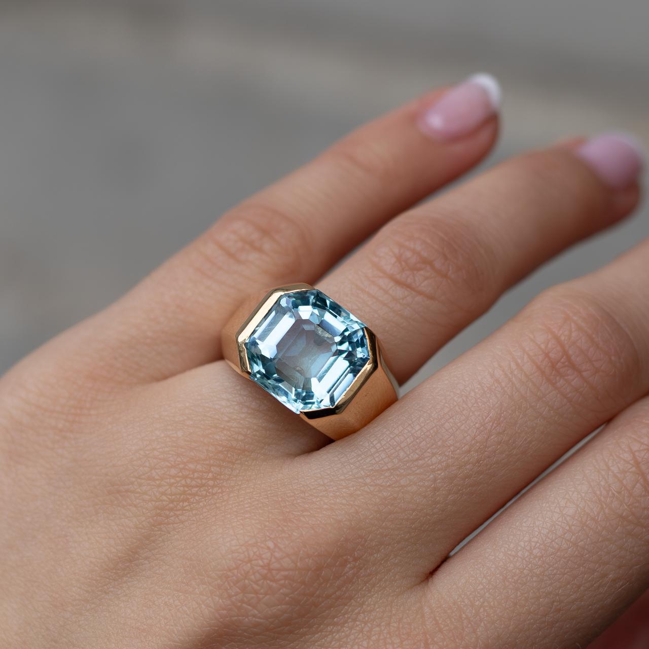 Retro Vintage Cartier Aquamarine 18 Karat Yellow Gold Single Stone Ring, Circa 1960 For Sale