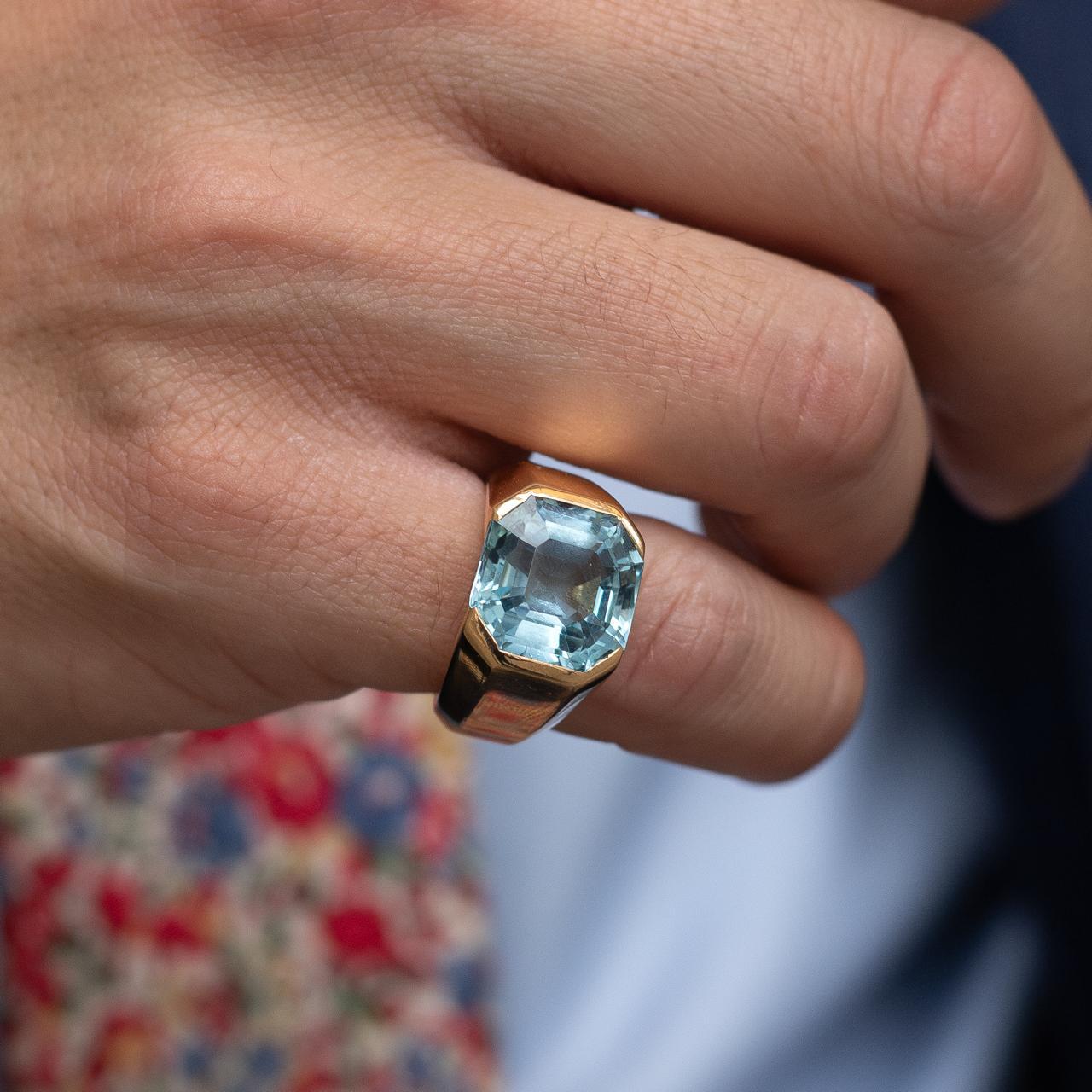 Vintage Cartier Aquamarine 18 Karat Yellow Gold Single Stone Ring, Circa 1960 For Sale 2
