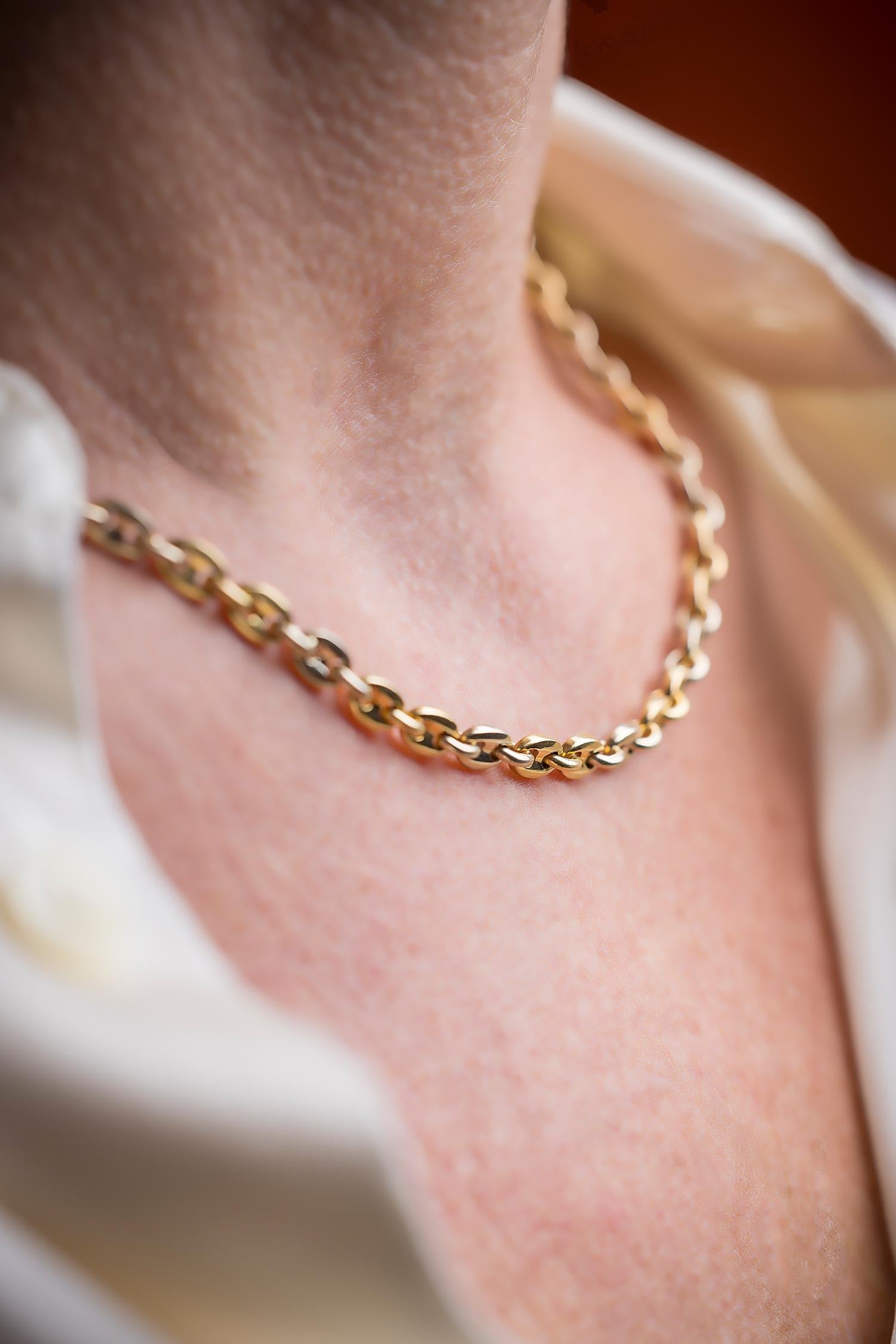 Vintage Cartier, ein vielseitiges Collier aus 18 Karat Gold in zwei Farben. Ein klassisches Kaffeebohnen-Design an einer perfekt proportionierten Kette. Es wiegt fast 40 Gramm. Signiert und nummeriert.

Geringfügige Abnutzung.

Länge 45 cm. Breite 5