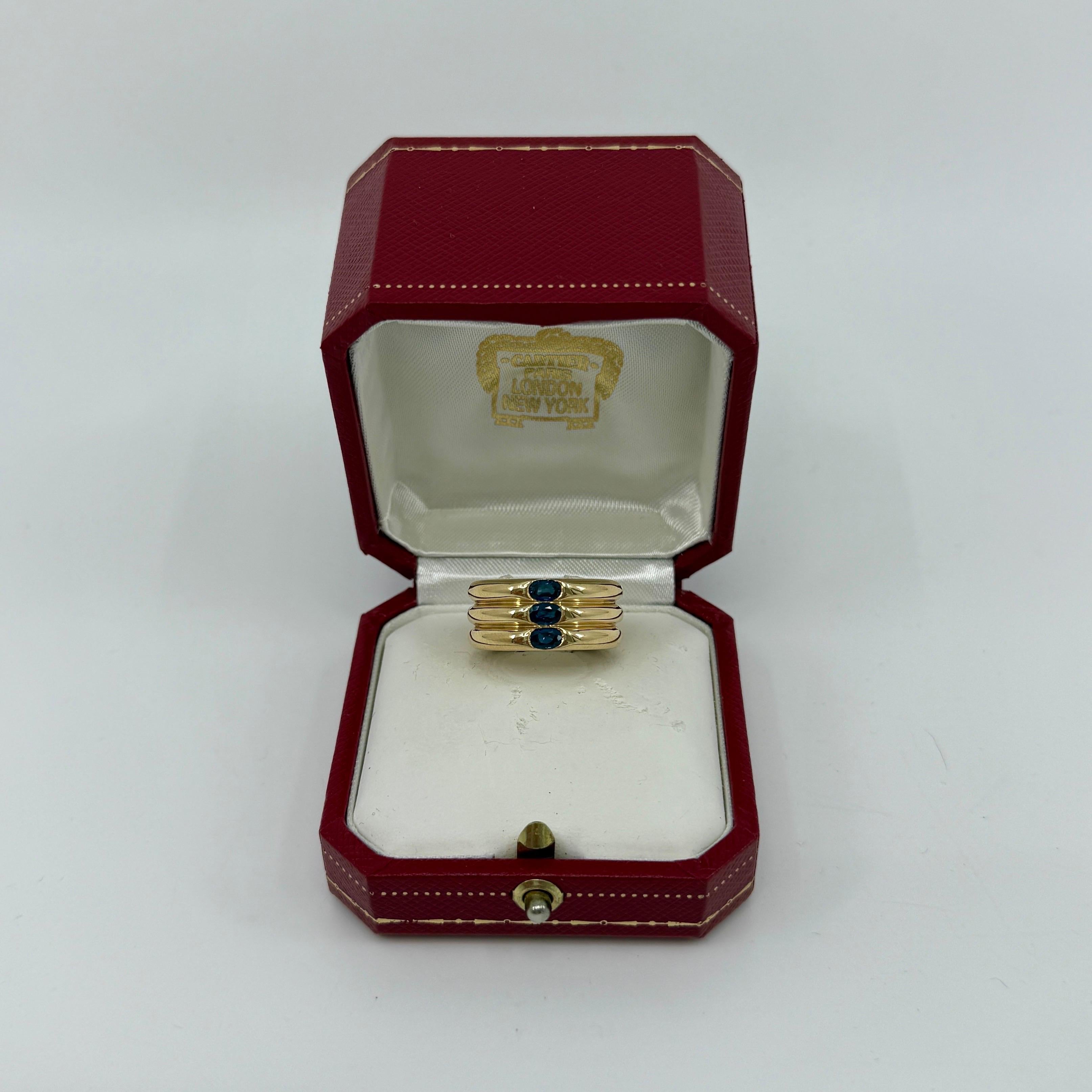 Anello a fascia con tre pietre in oro giallo 18k con zaffiro blu Cartier d'epoca in vendita 5