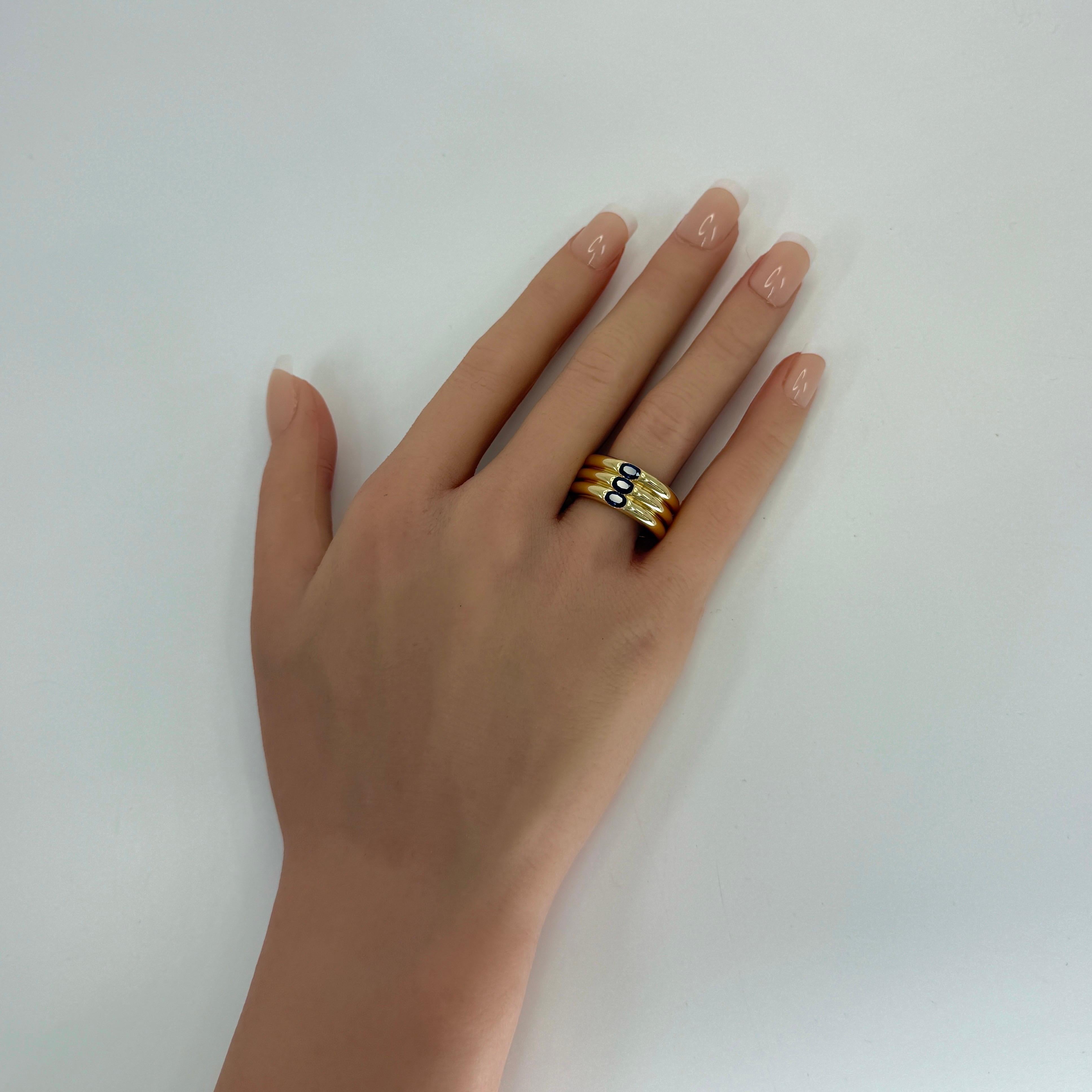 Anello a fascia con tre pietre in oro giallo 18k con zaffiro blu Cartier d'epoca in vendita 7
