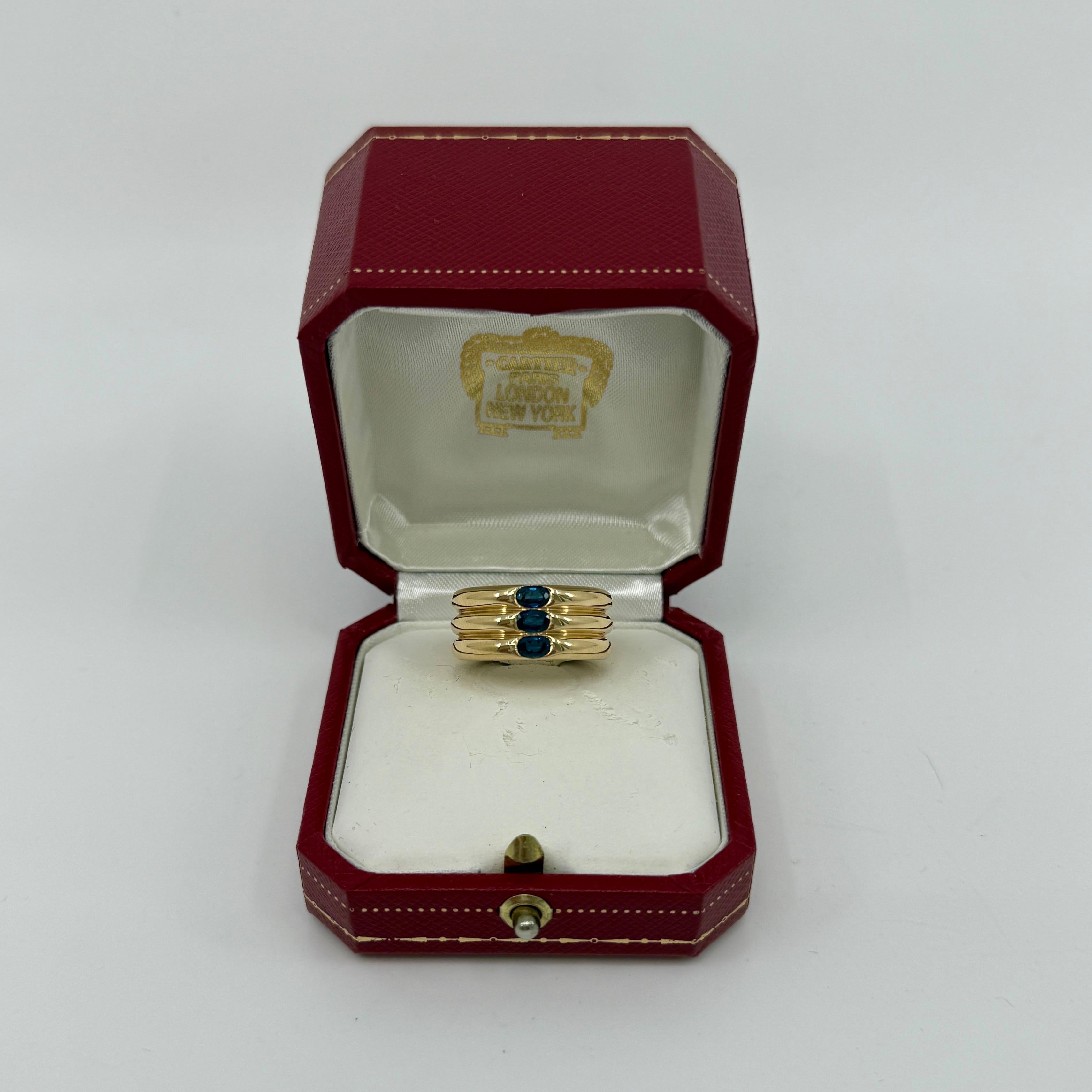 Raro anello a fascia con tre pietre in oro giallo 18k con zaffiro blu vivo di Cartier.

Stupendo anello Cartier in oro giallo con tre raffinati zaffiri blu vividi incastonati. Le case di alta gioielleria come Cartier utilizzano solo le pietre più