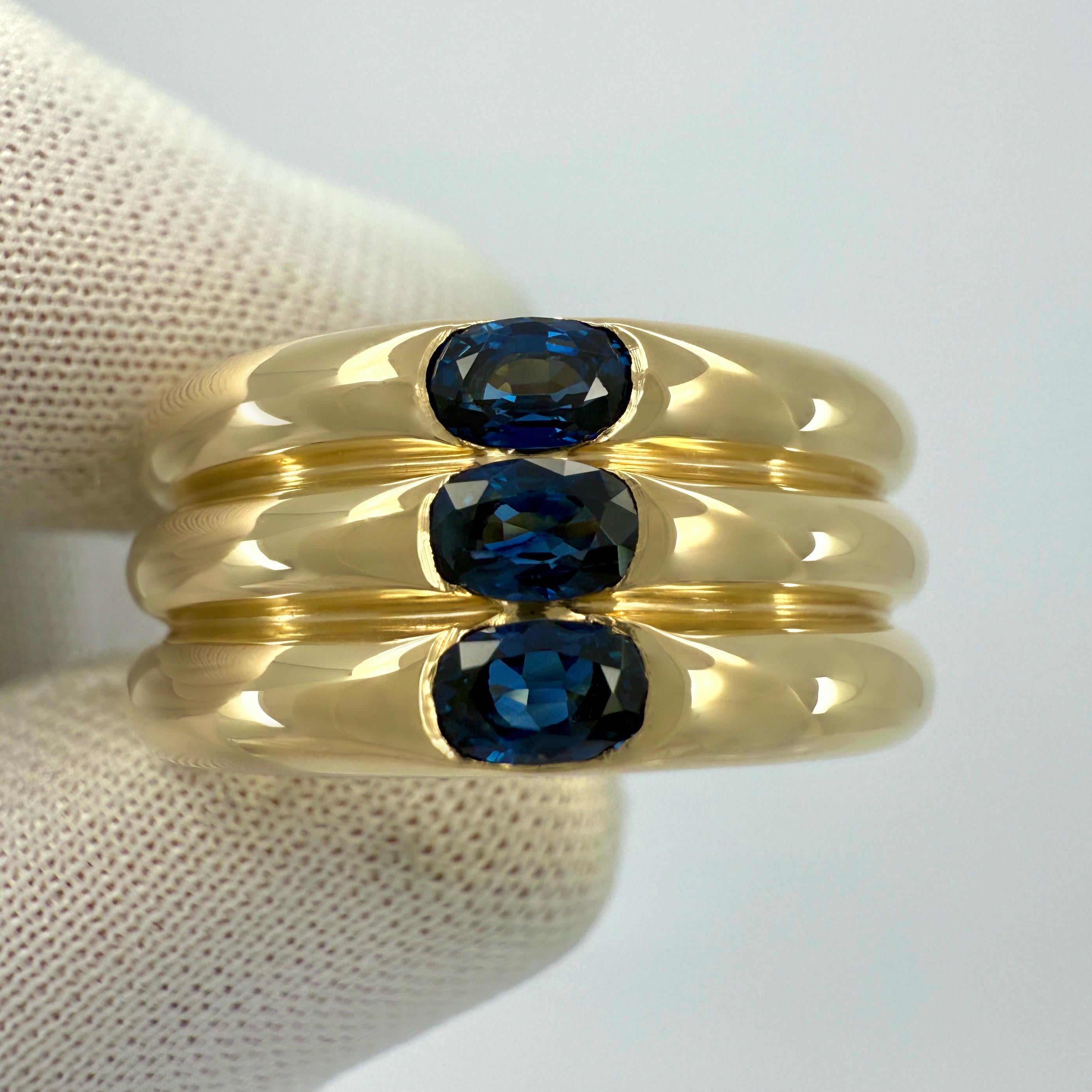 Taglio ovale Anello a fascia con tre pietre in oro giallo 18k con zaffiro blu Cartier d'epoca in vendita